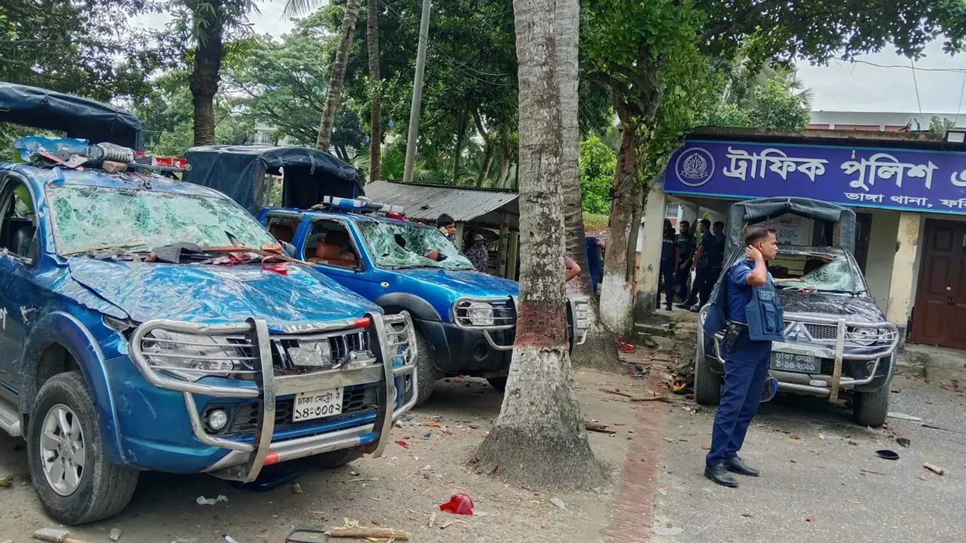 মসজিদে ঢুকে প্রাণে রক্ষা পান পুলিশ সদস্যরা