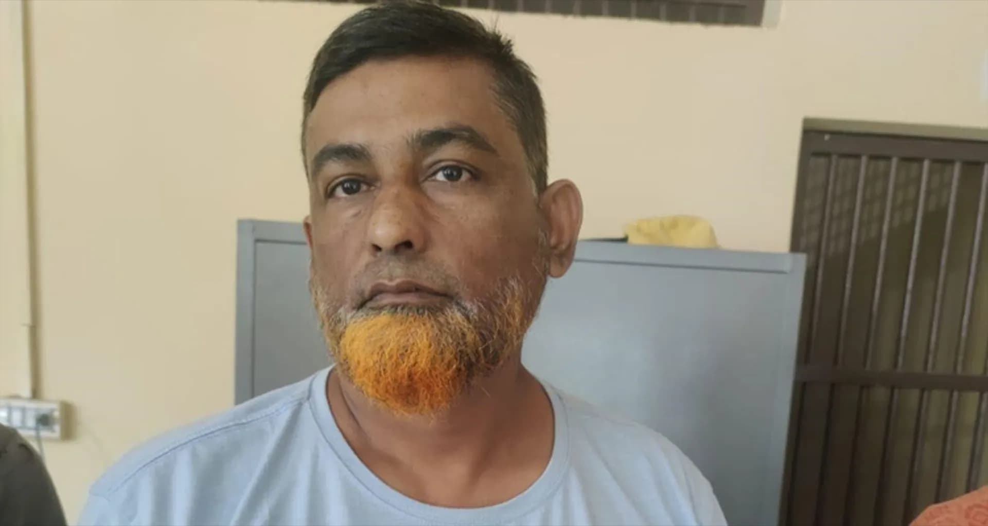 আত্মগোপনে থাকা আ.লীগ নেতাকে ধরে পুলিশে দিলেন ছাত্ররা 