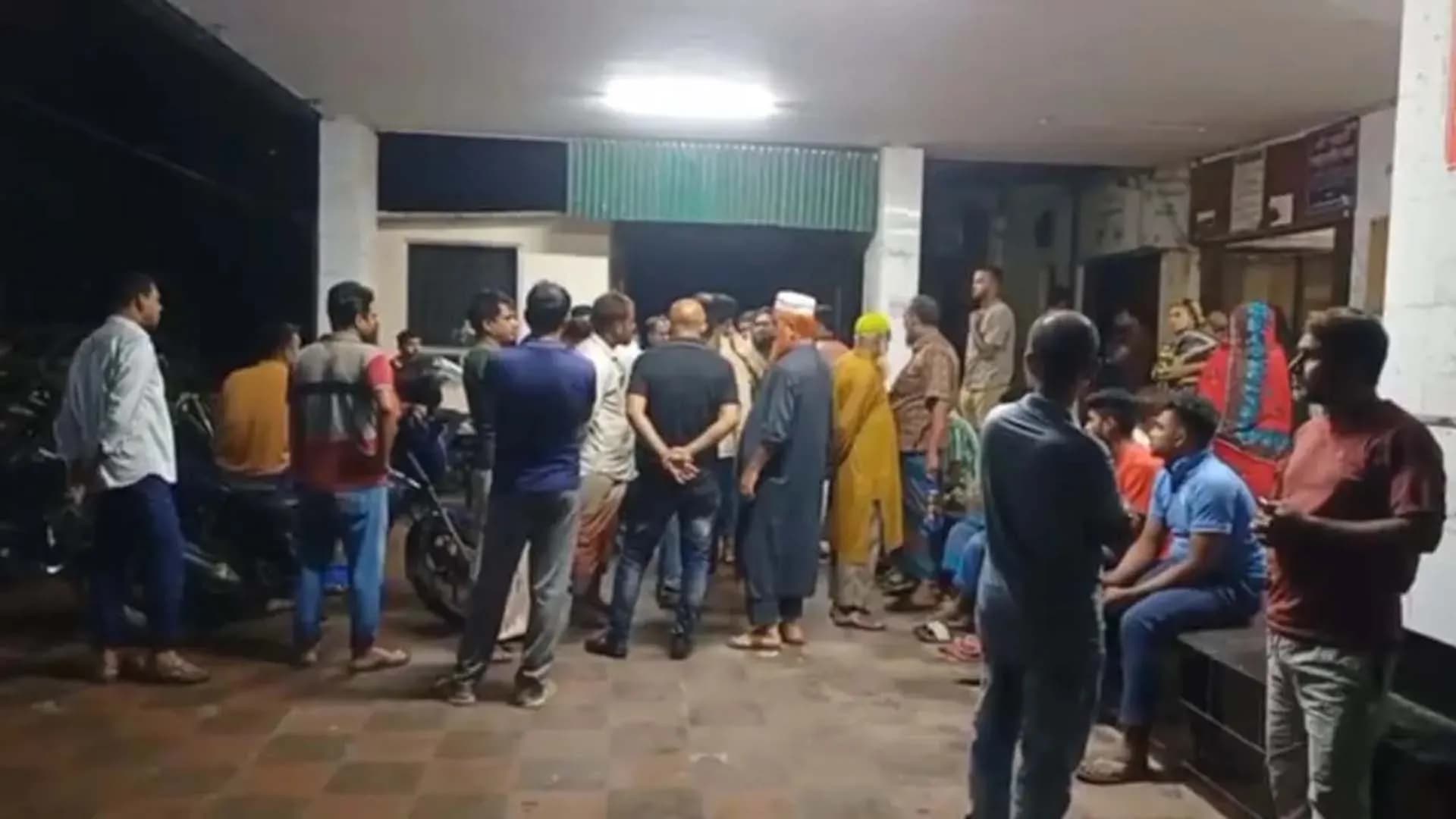 বিএনপি নেতাকে না পেয়ে স্ত্রীকে কুপিয়ে হত্যা