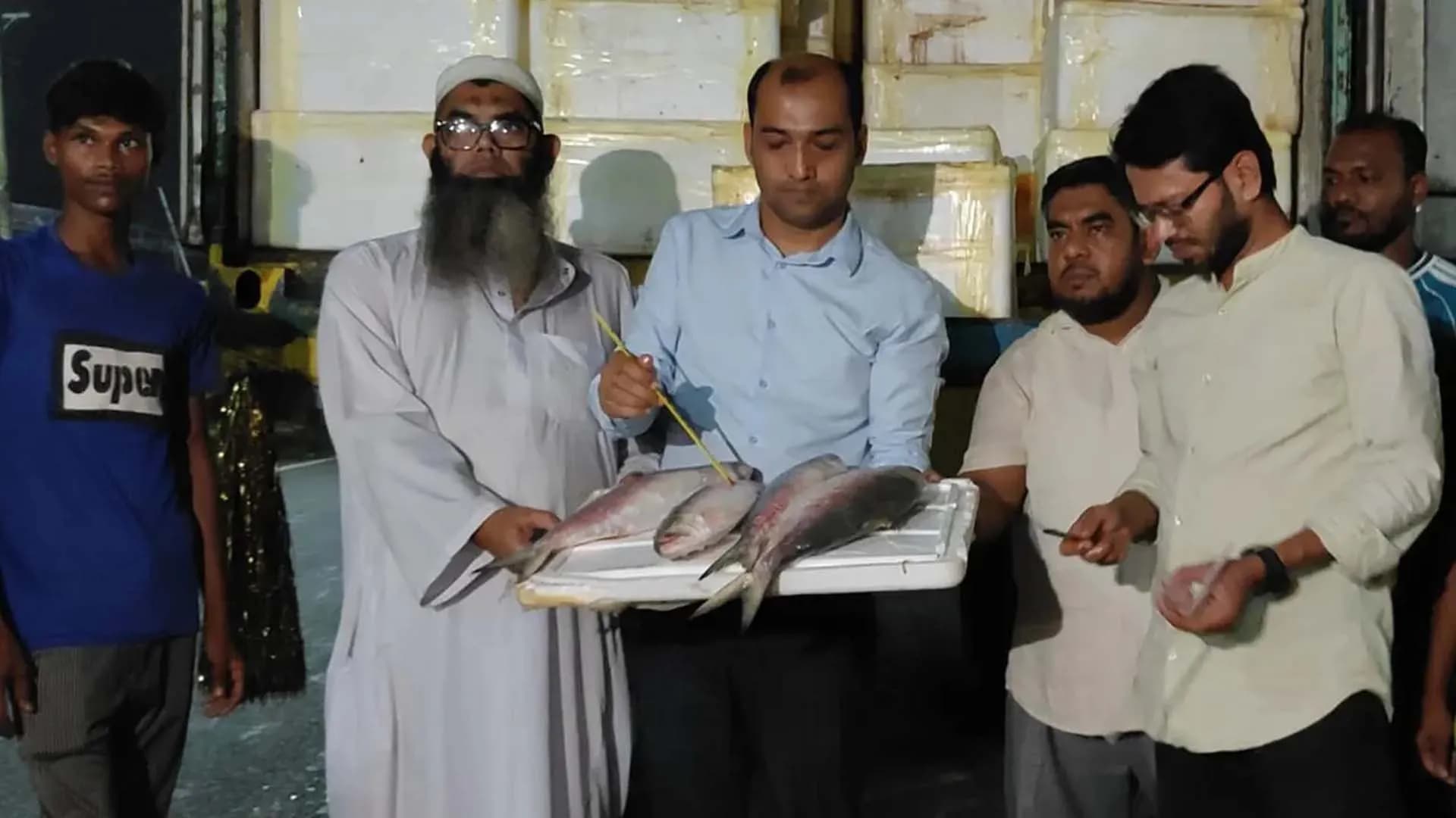 দুর্গাপূজা উপলক্ষে ভারতে গেল ইলিশের প্রথম চালান