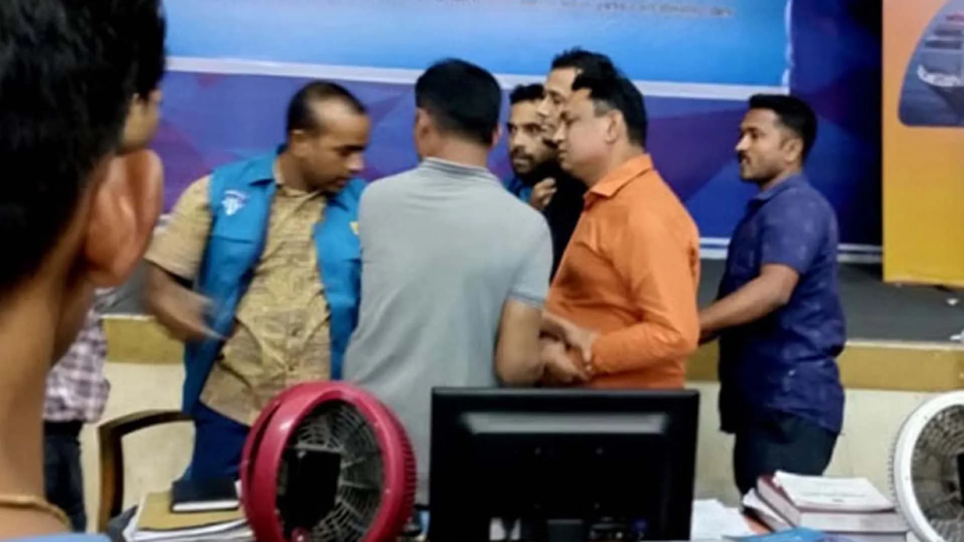 ঘুষসহ কাস্টমস কর্মকর্তা আটক