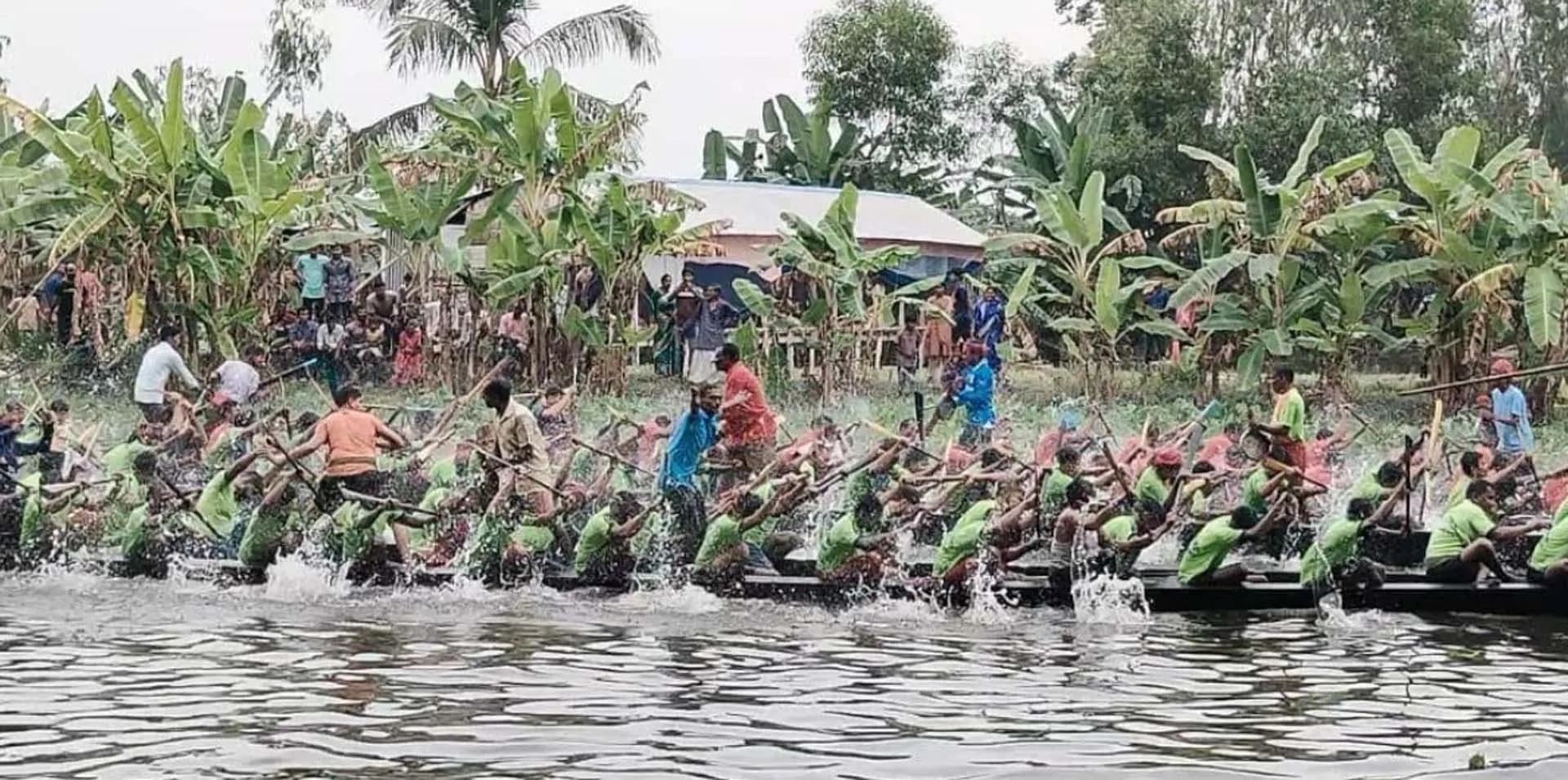 কোটালীপাড়ায় বিশ্বকর্মা পূজা উপলক্ষে নৌকা বাইচ  