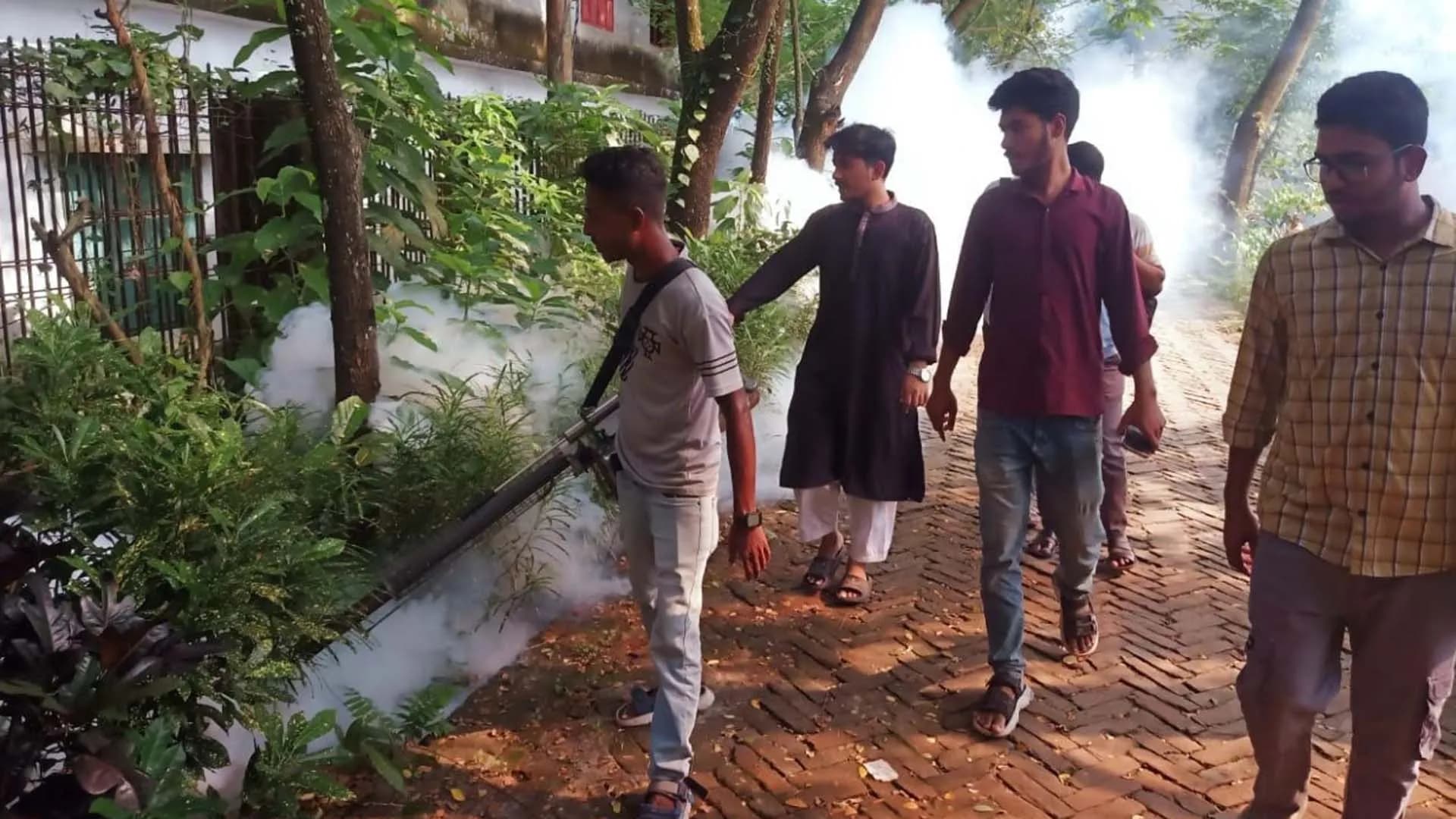 ববিতে ছাত্রদলের উদ্যোগে মশক নিধন স্প্রে কর্মসূচি