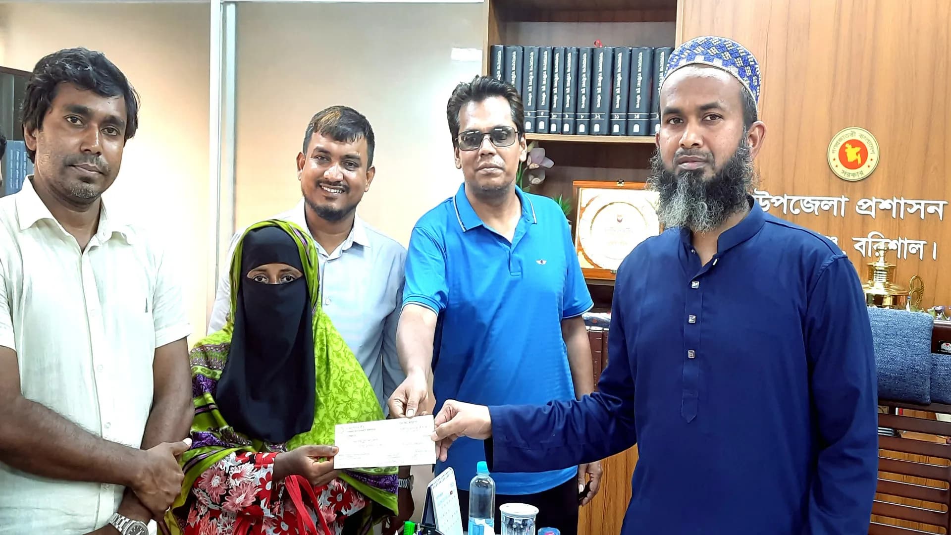 বাবুগঞ্জে অসহায় শাহিনুরের পাশে মানবিক ইউএনও ফারুক আহমেদ