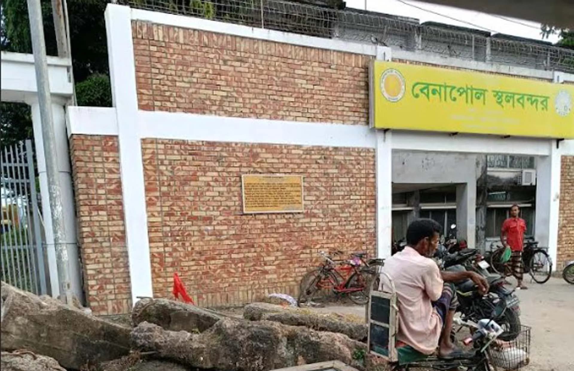 বেনাপোল স্থলবন্দরের অভ্যন্তর এবং বাহিরে অনির্মাণ সামগ্রী’র স্তুপ: পণ্য রক্ষনাবেক্ষণে ব্যঘাত সৃষ্টি