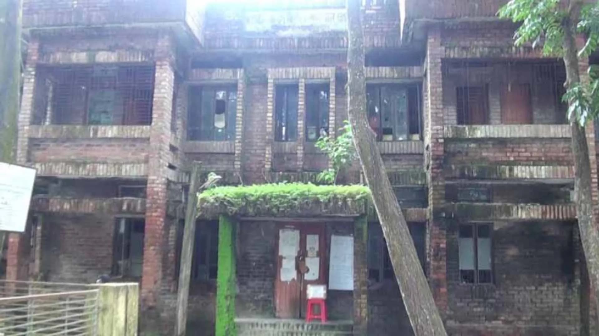 রাঙ্গাবালীতে ঝুঁকিপূর্ণ ভবনে স্বাস্থ্যসেবা, দুর্ঘটনার আশঙ্কা