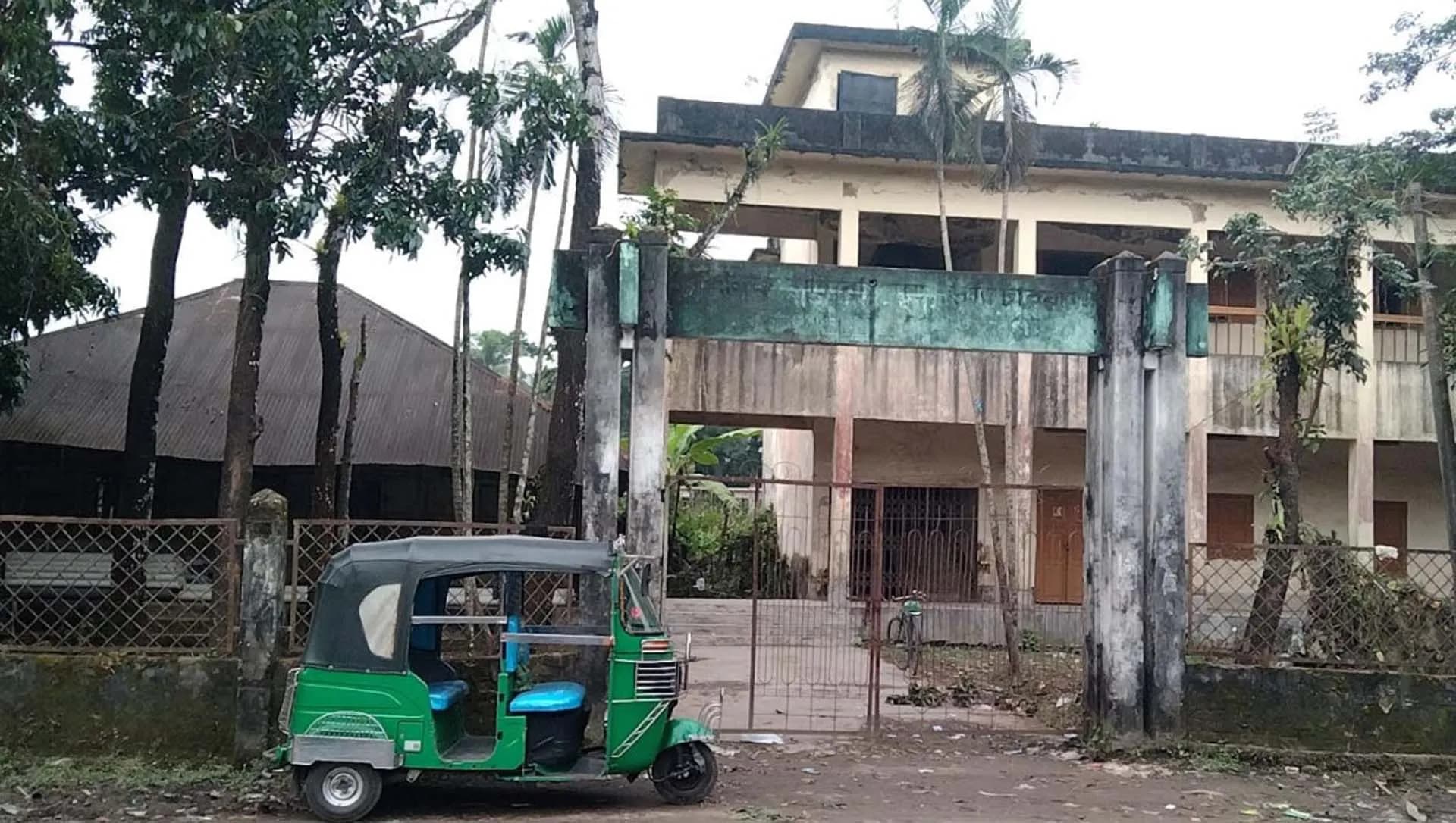 ৩৩ বছর ধরে বন্ধ লালমোহন পাবলিক লাইব্রেরী