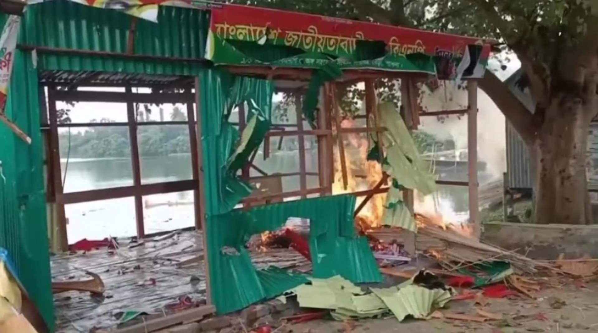 ঘাটের নিয়ন্ত্রণ নিয়ে সংঘর্ষ-গোলাগুলি, বিএনপির অফিসে আগুন