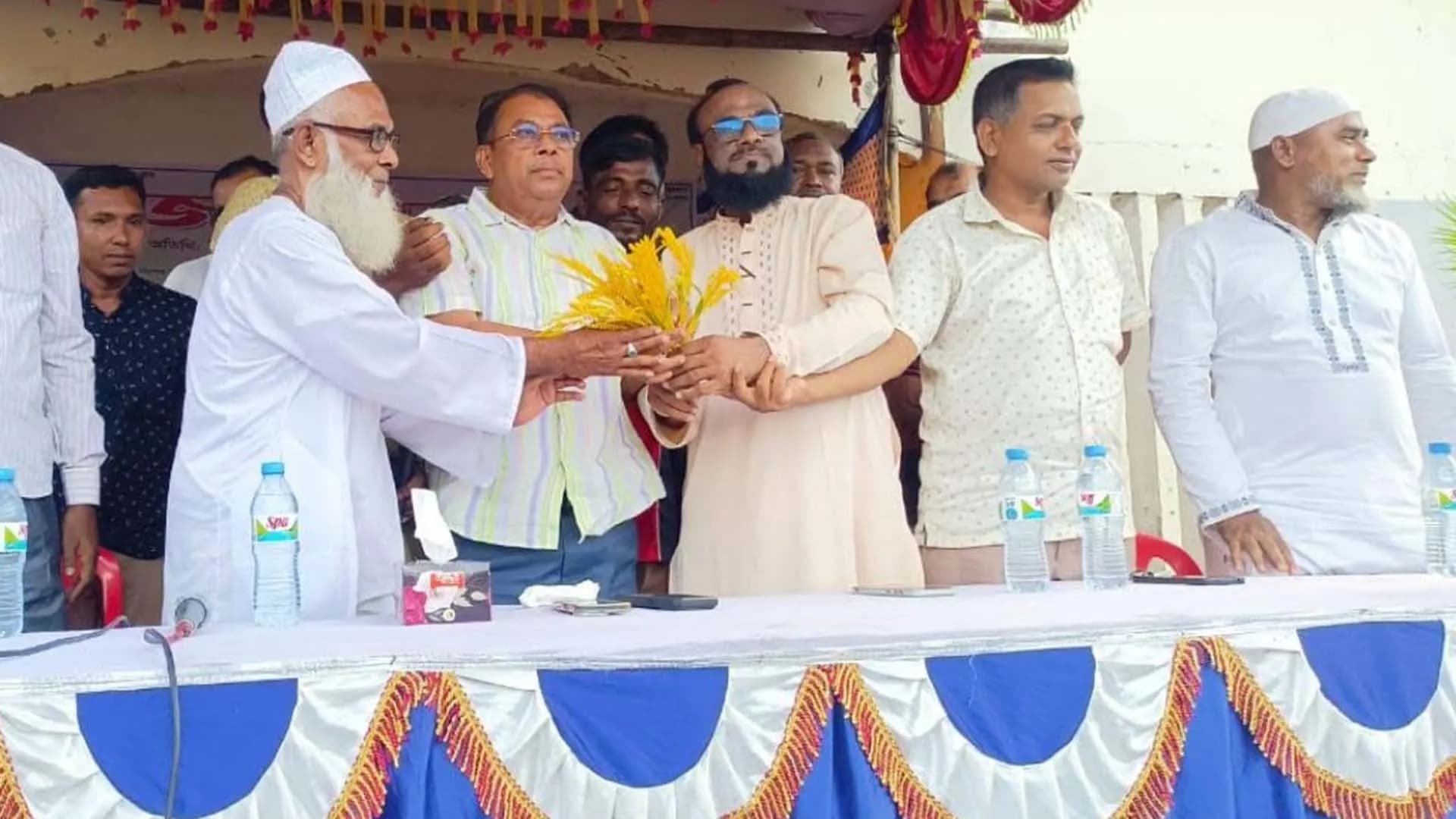 ধানের শীষ হাতে বিএনপিতে যোগ দিলেন বহিষ্কৃত আ.লীগ নেতা