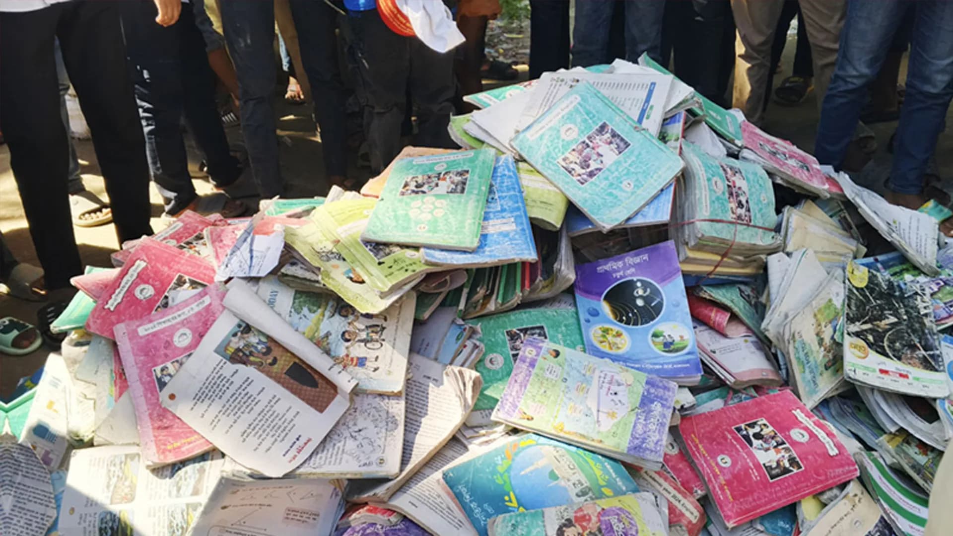 বিনা মূল্যের পাঠ্যবই বিক্রি, প্রধান শিক্ষকের দাবি ‘ভুলবশত’ 