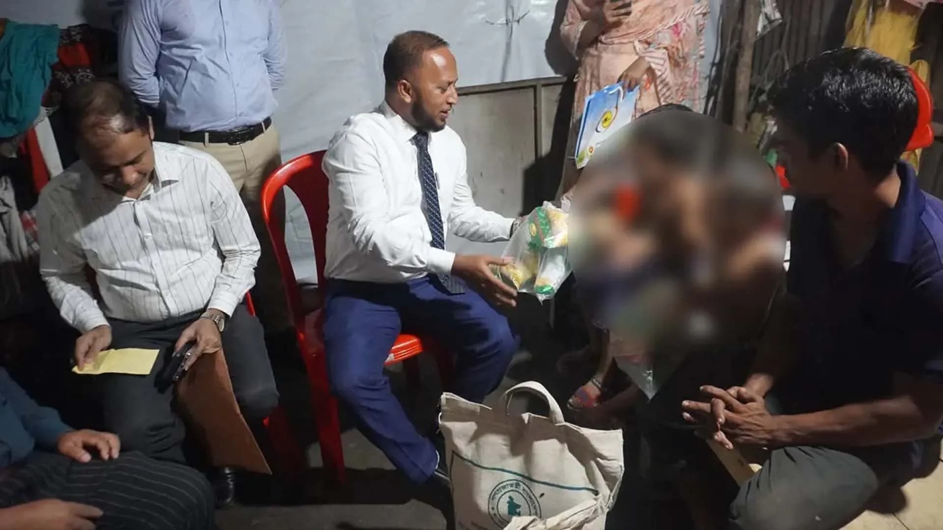 অর্থের অভাবে সন্তান বিক্রির চেষ্টা, পাশে দাঁড়ালেন জেলা প্রশাসক