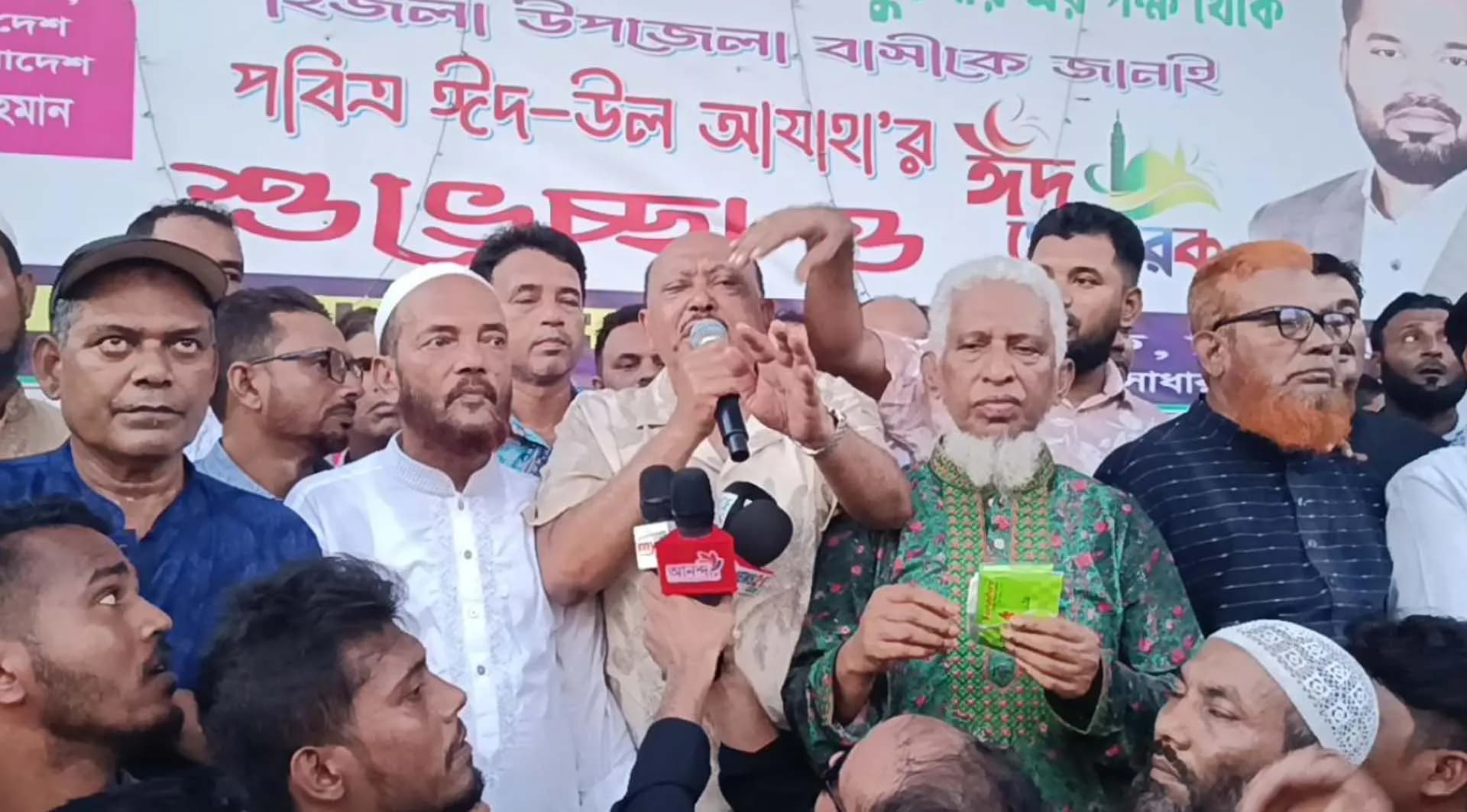 হিজলায় বিএনপির মনোনয়ন প্রত্যাশীদের পূজামণ্ডপ পরিদর্শন