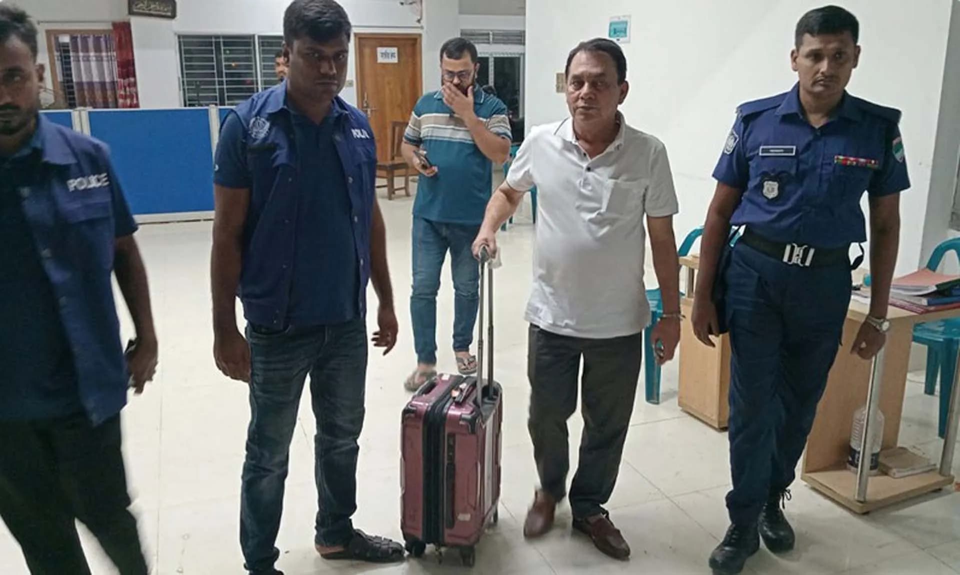 ভারতে পালানোর সময় আওয়ামী লীগ নেতা চেকপোস্টে আটক