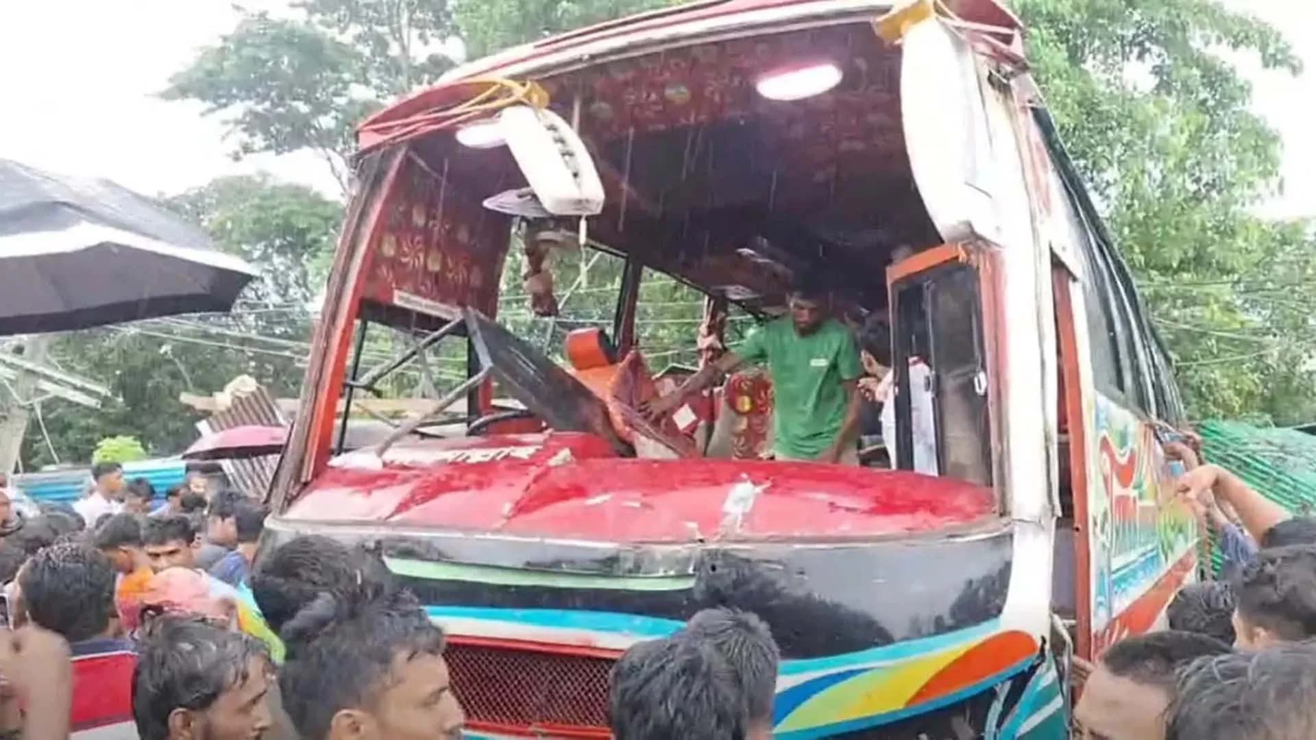 দাঁড়িয়ে থাকা কাভার্ডভ্যানে বাসের ধাক্কা, নিহত ৩