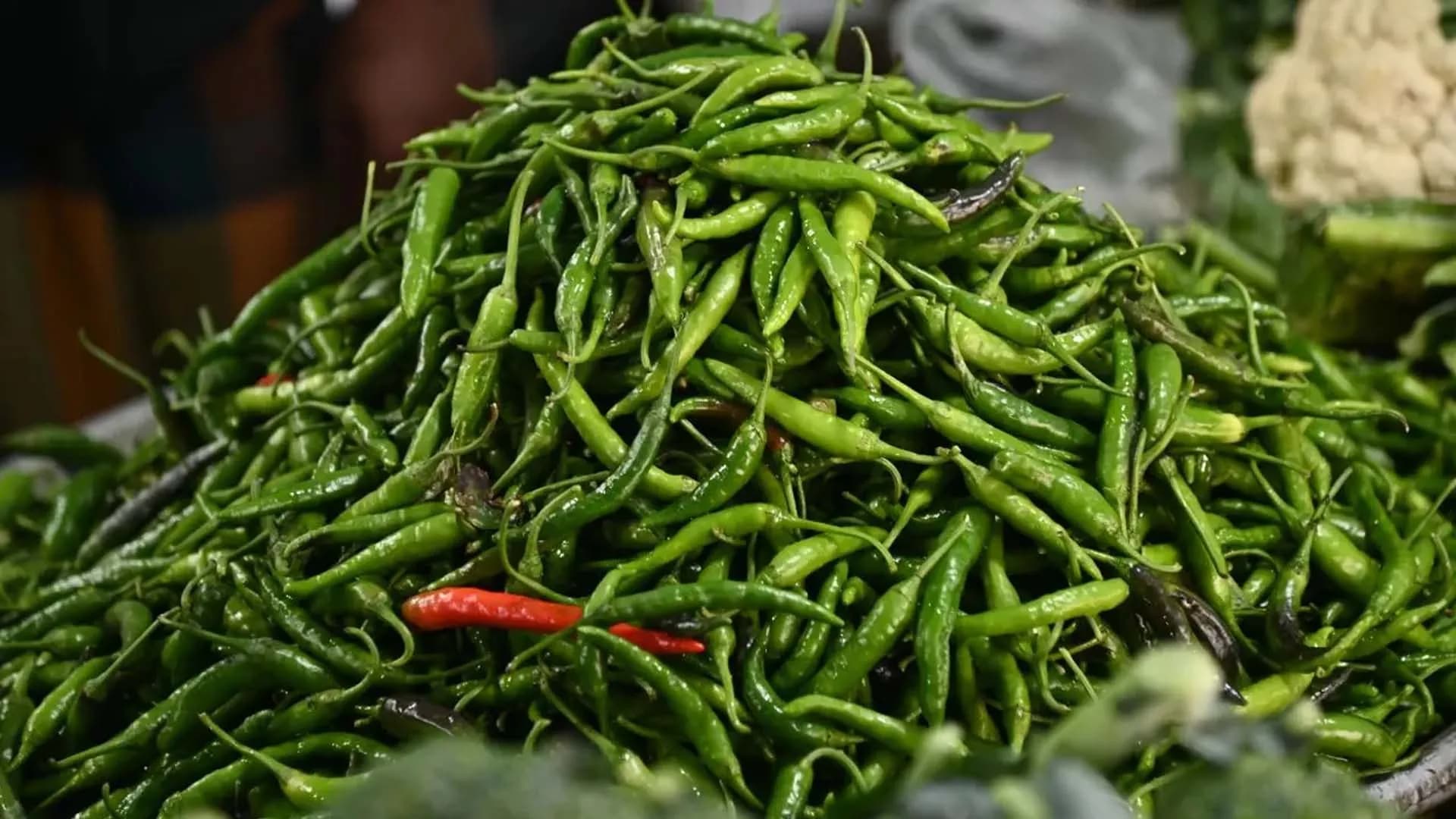 এক দিনে কাঁচা মরিচ কেজিতে বাড়ল ১৭০ টাকা