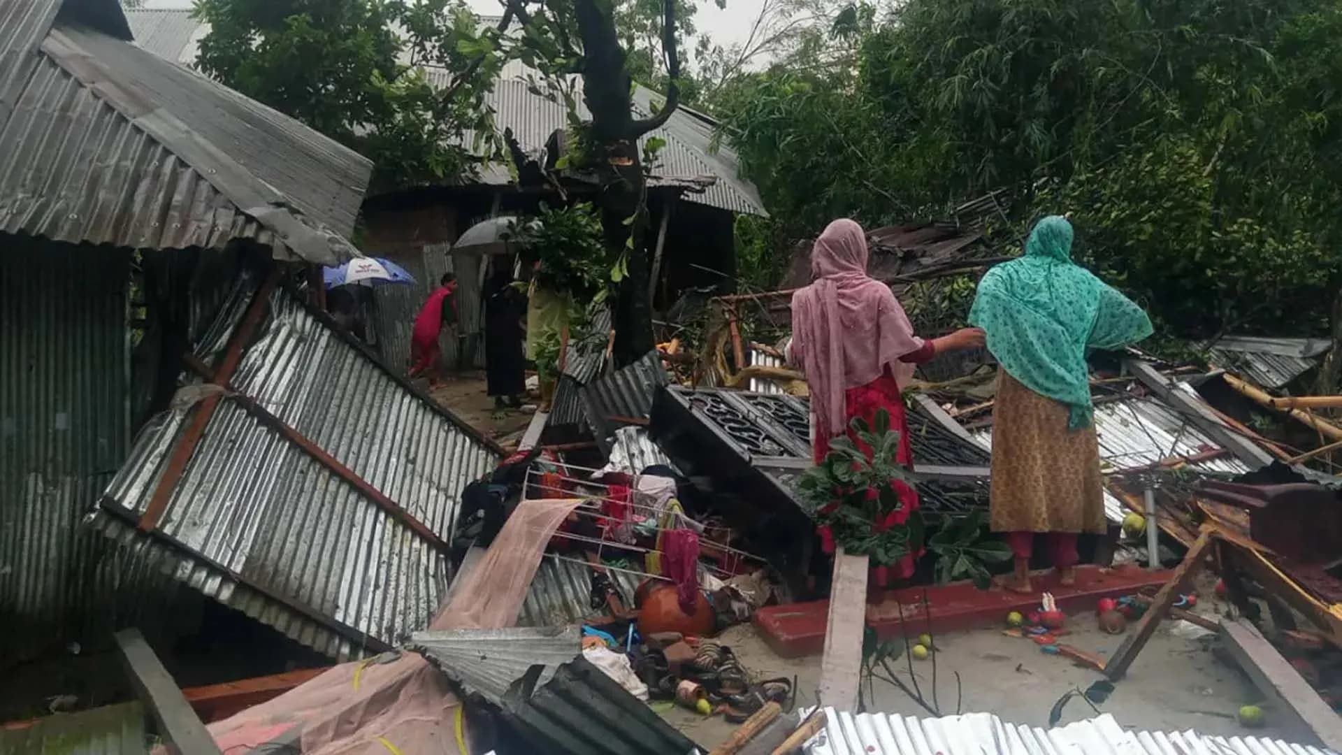 হঠাৎ ঝড়ে লন্ডভন্ড শতাধিক ঘরবাড়ি