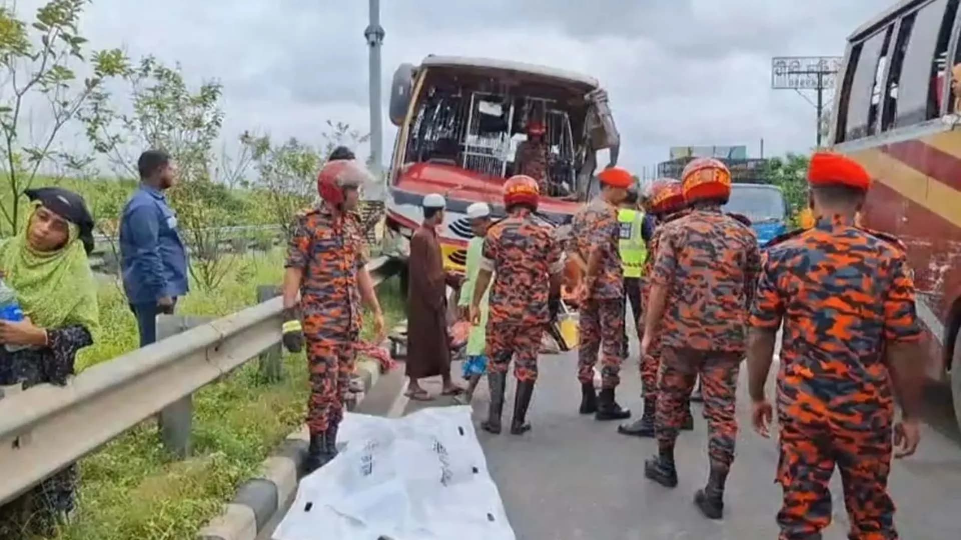 দাঁড়িয়ে থাকা বাসে আরেক বাসের ধাক্কা, নিহত ১