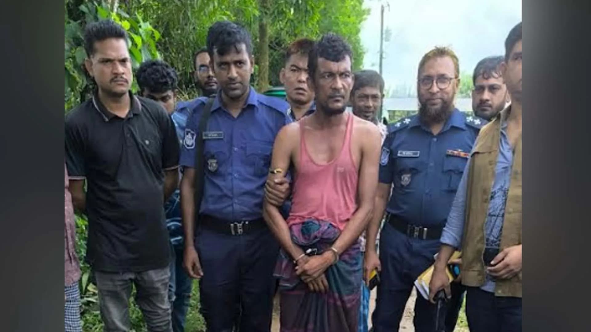 পুলিশের শটগান ও ওয়াকিটকি কেড়ে নিয়ে পালালেন আসামি