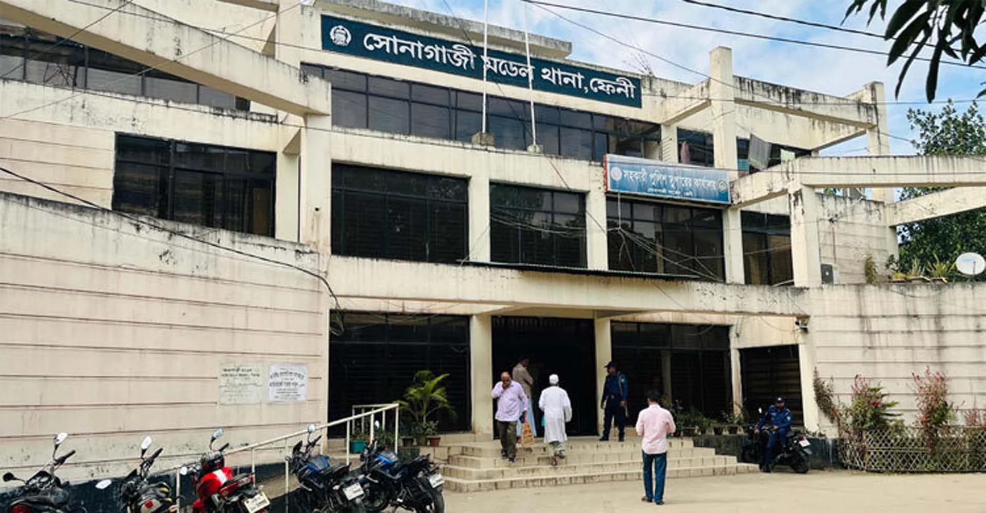 আসামি ধরতে গিয়ে অস্ত্র-ওয়াকিটকি খোয়ানো ৬ পুলিশ বরখাস্ত