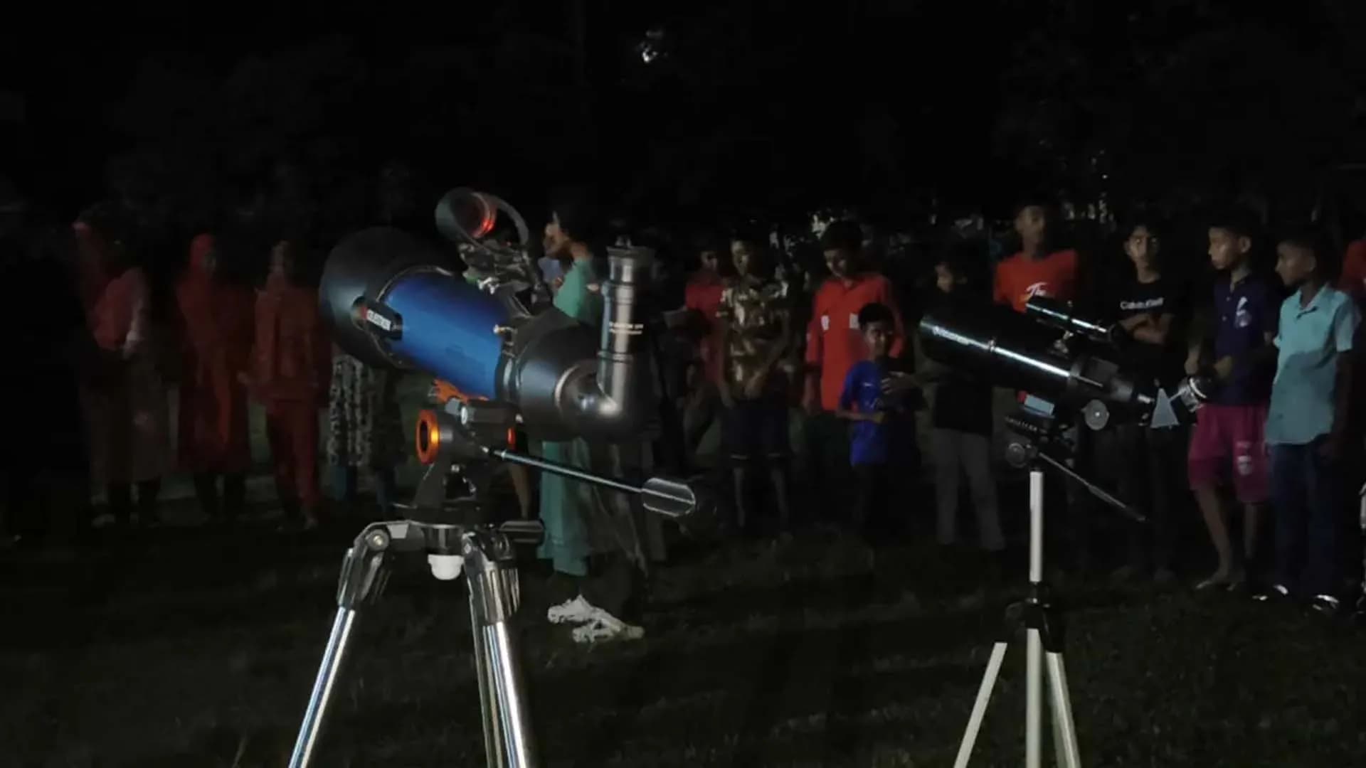 টেলিস্কোপে চাঁদ-তারা দেখে মুগ্ধ শিক্ষার্থীরা