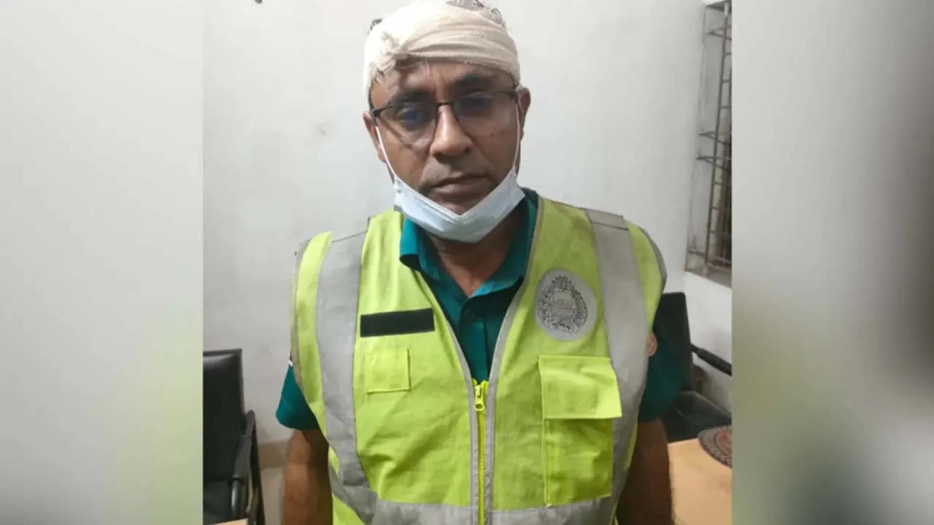 সড়কে উঠতে বাধা, ট্রাফিক পুলিশের মাথা ফাটালেন অটোরিকশা চালক