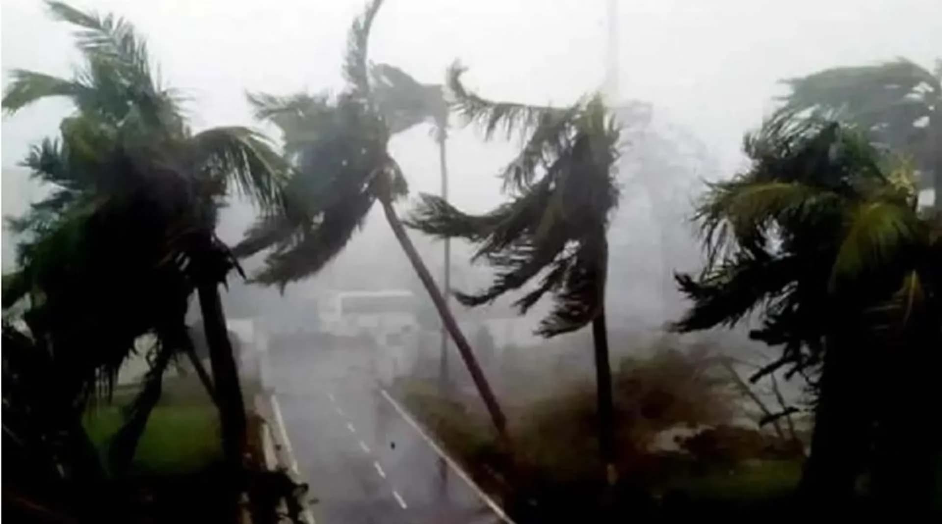 ১৭ জেলায় রাতে ঝড়ের আভাস