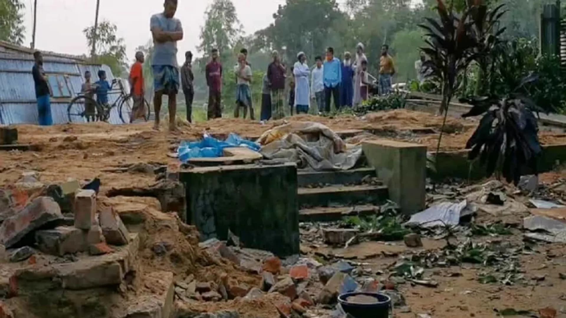 সুদের টাকা না পেয়ে কৃষকের ঘর ভেঙে নিয়ে গেলেন ইমাম (!)