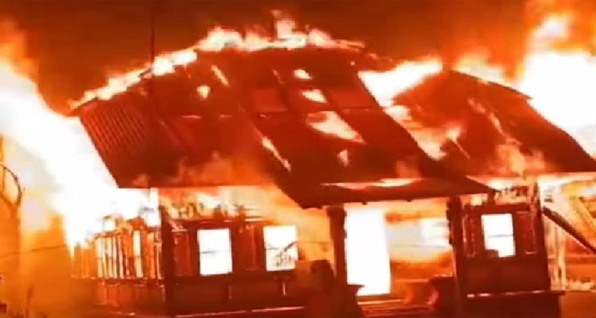 বানারীপাড়ার রহস্যজনক  অগ্নিকাণ্ডে প্রবাসীর বসতঘর পুড়ে ছাই