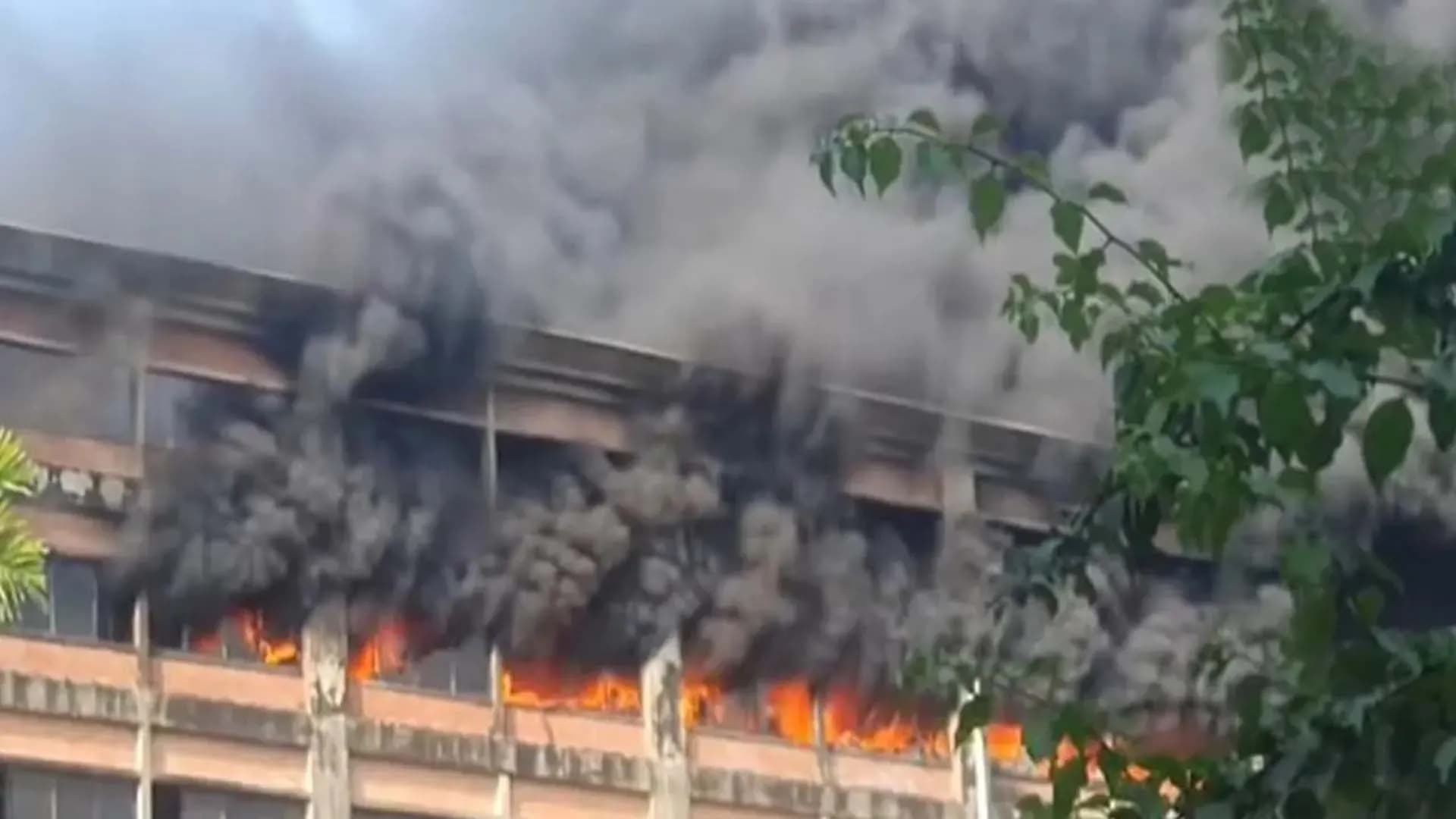 চট্টগ্রাম ইপিজেডে ভয়াবহ আগুন, নিয়ন্ত্রণে ১৬ ইউনিট