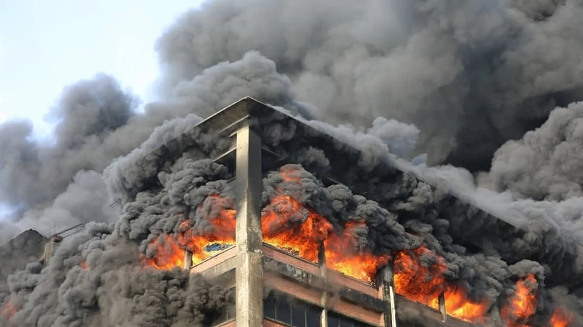 চট্টগ্রাম ইপিজেড/ ১০ ঘণ্টা ধরে জ্বলছে ২ কারখানা, বন্ধ আশপাশের সব শিল্পপ্রতিষ্ঠান