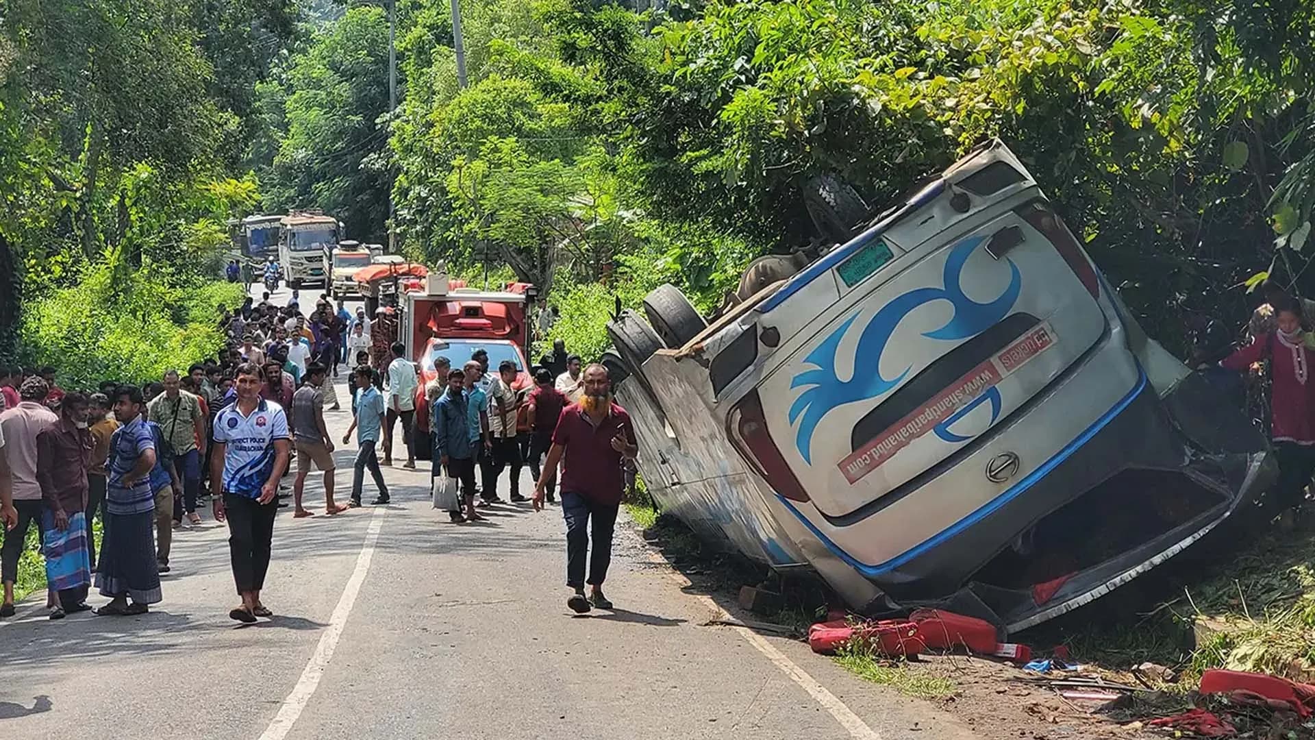 নিয়ন্ত্রণ হারিয়ে উল্টে গেল বাস, নিহত ২