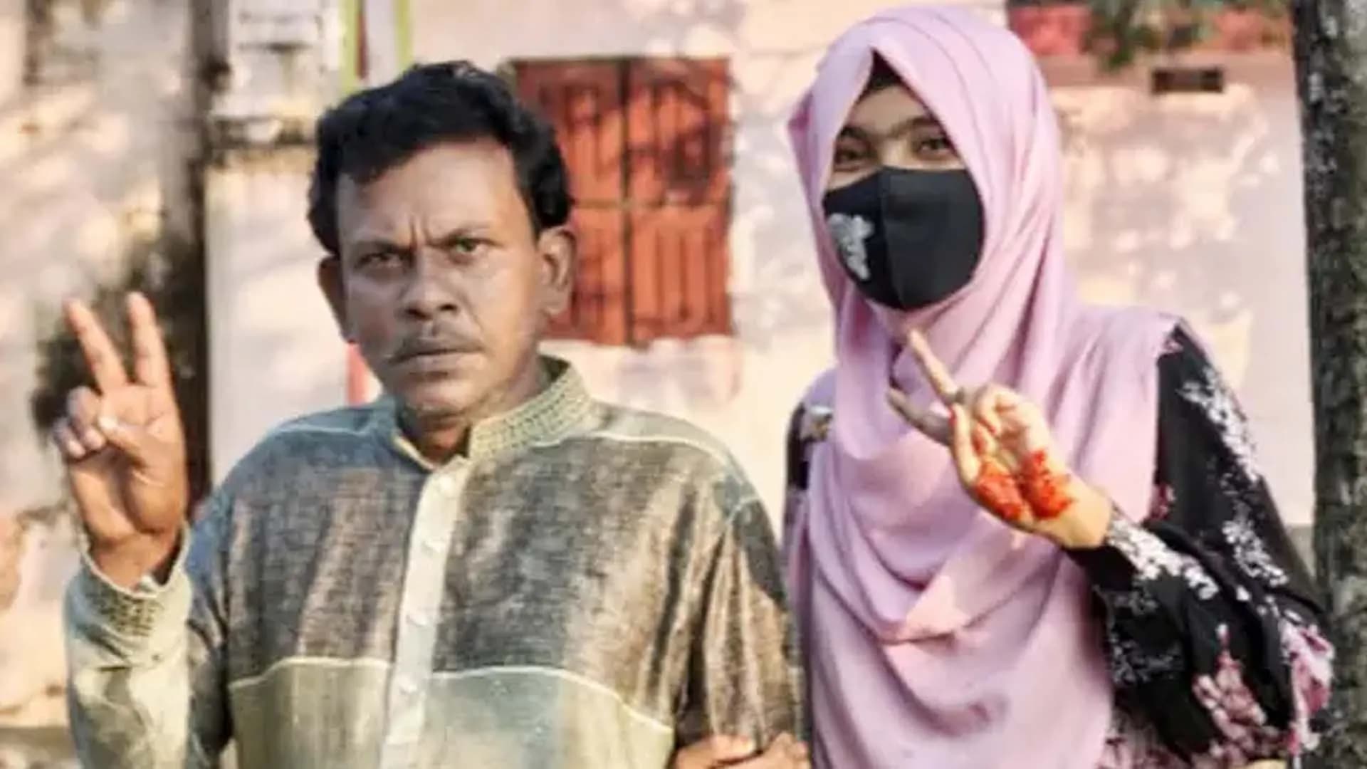 একসঙ্গে এইচএসসি পাস করলেন বাবা-মেয়ে