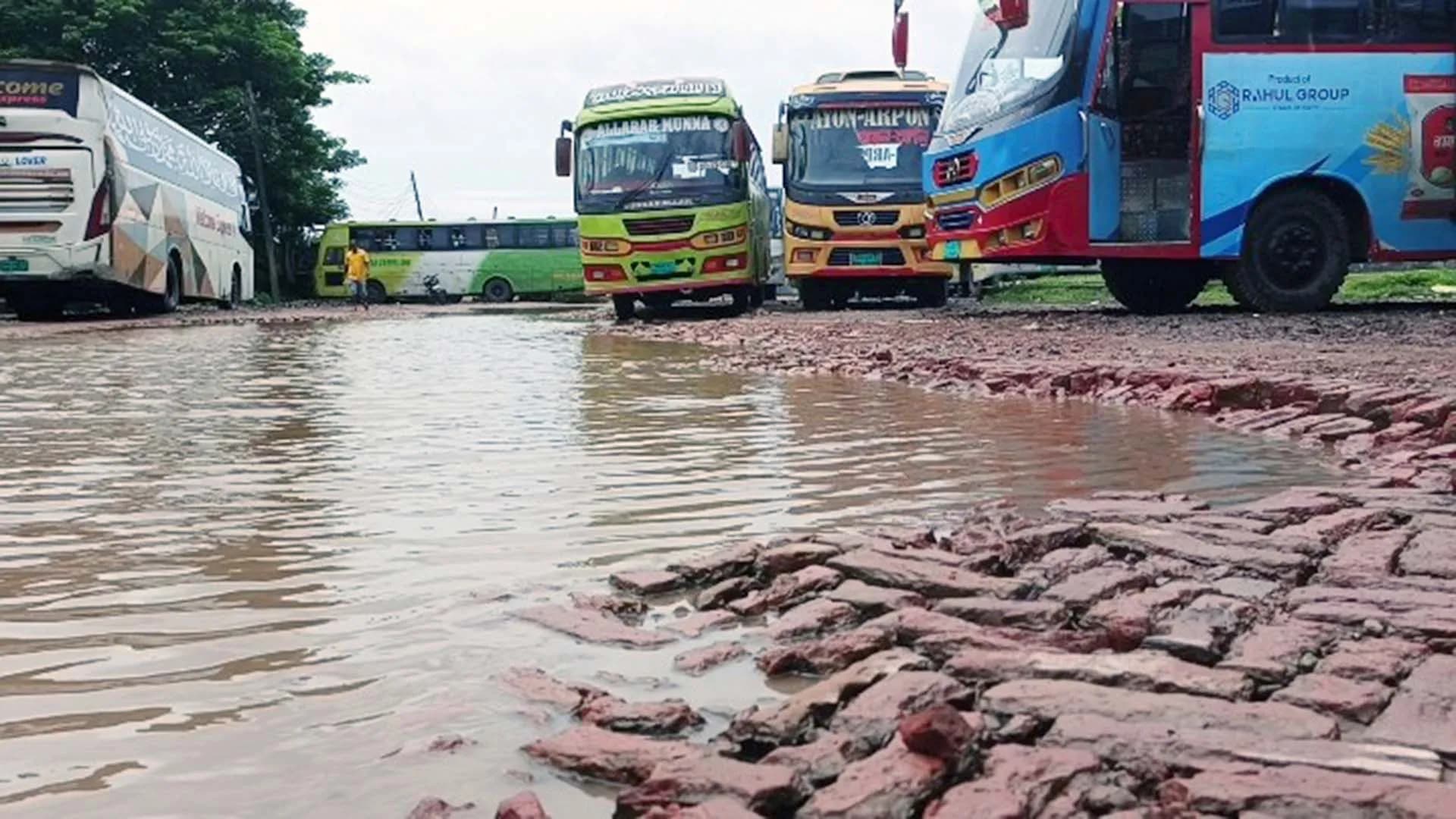 খানাখন্দে ভরা পিরোজপুর কেন্দ্রীয় বাস টার্মিনাল, দুর্ভোগে হাজারো যাত্রী