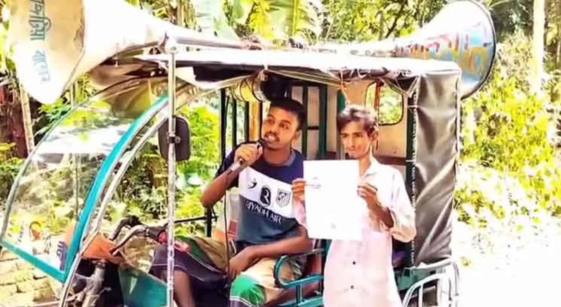 বিদেশ যেতে না পেরে মাইক ভাড়া করে এলাকাবাসীকে গালাগাল