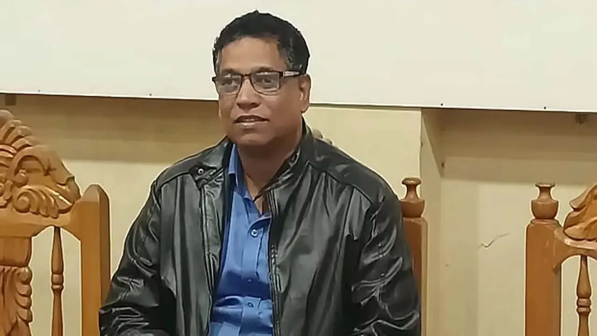 মব সৃষ্টি করে সাংবাদিকের ওপর হামলা