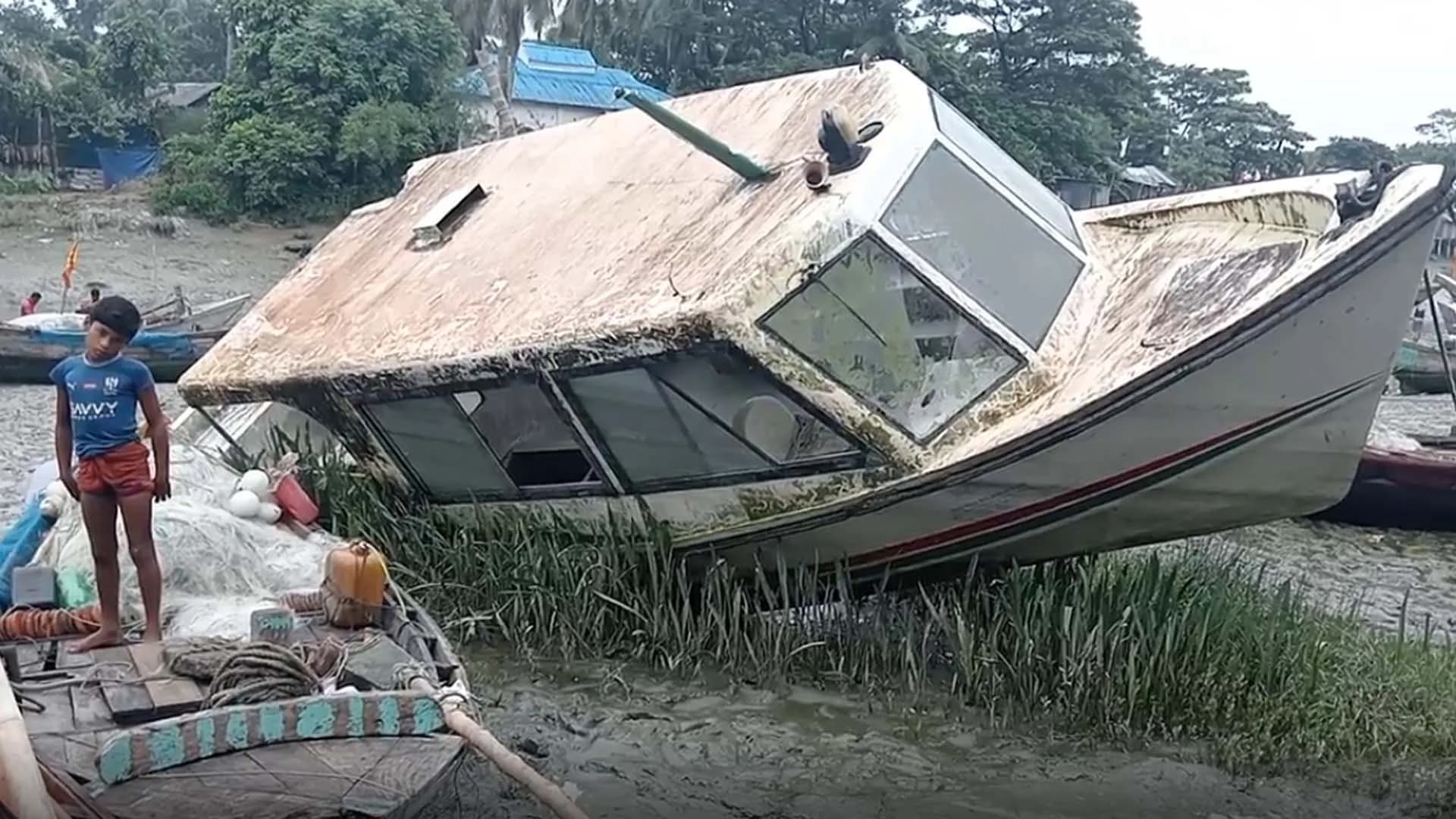ভোলায় অযত্নে নষ্ট অর্ধকোটি টাকার নৌ অ্যাম্বুলেন্স