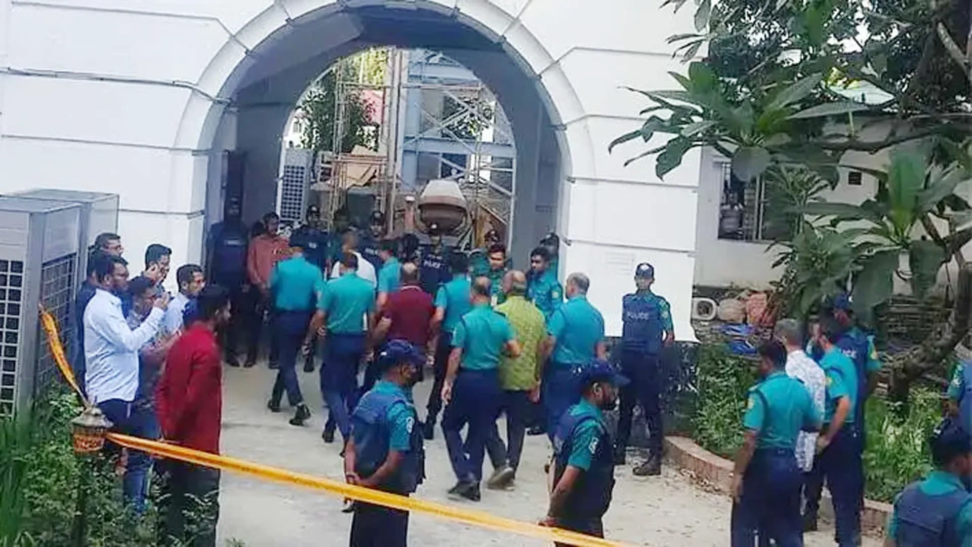 মানবতাবিরোধী অপরাধ/ ১৫ সেনা কর্মকর্তাকে কারাগারে পাঠানোর নির্দেশ