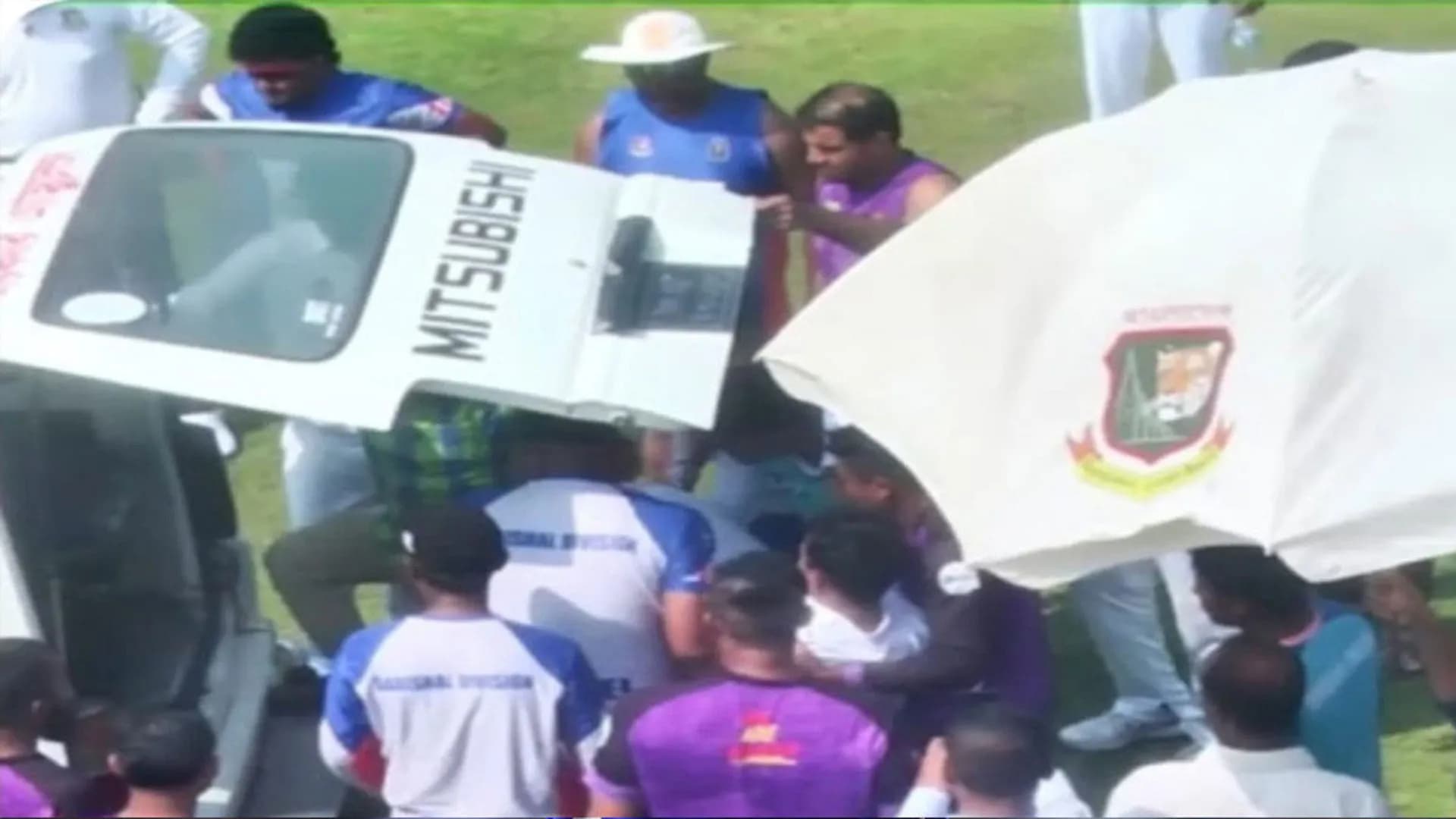 অসুস্থ হয়ে মাঠেই লুটিয়ে পড়লেন বরিশালের ব্যাটার ফজলে রাব্বি