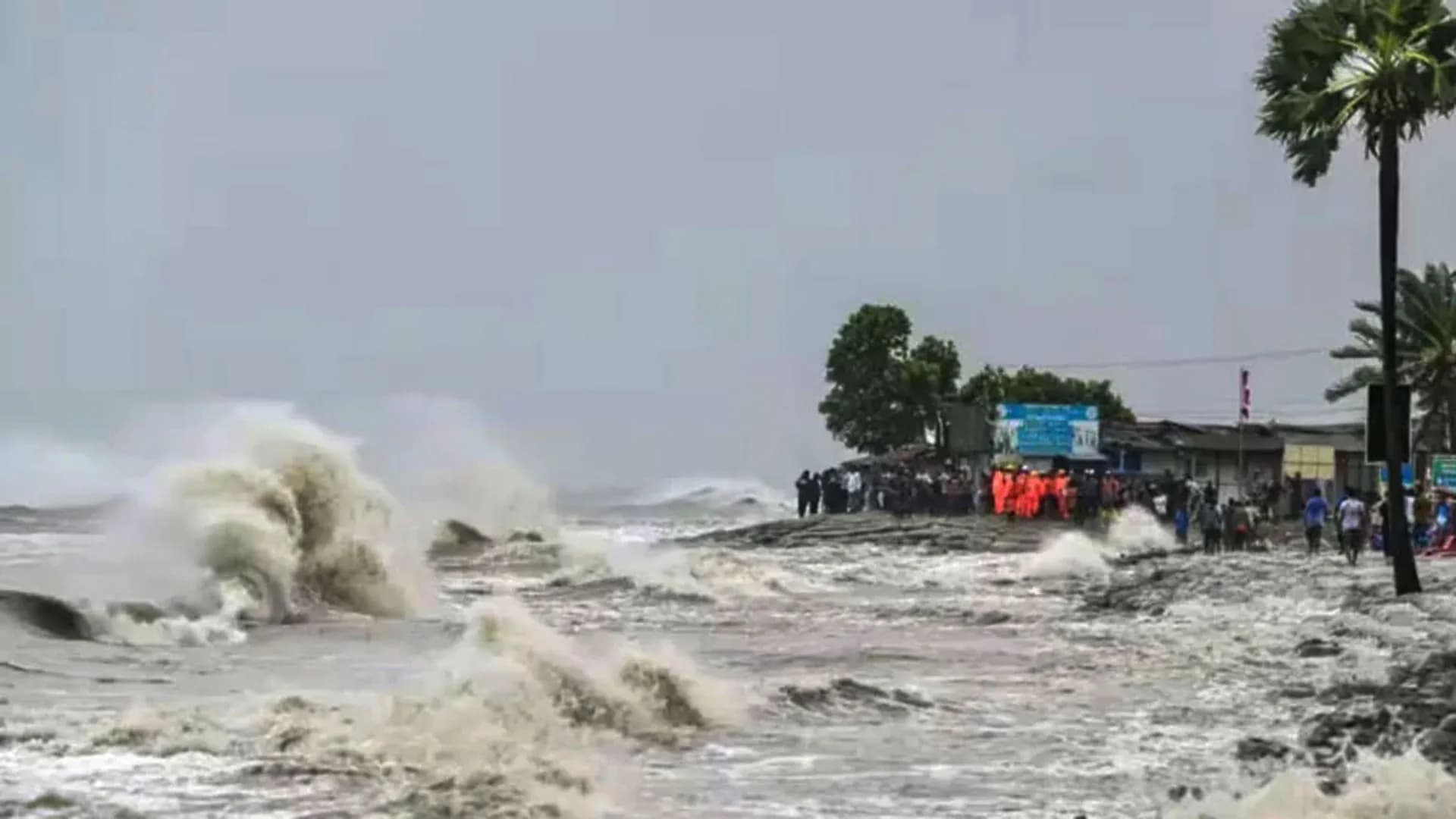 শক্তিশালী ঘূর্ণিঝড় ‘মোন্থা’র প্রভাবে বঙ্গোপসাগর উত্তাল 