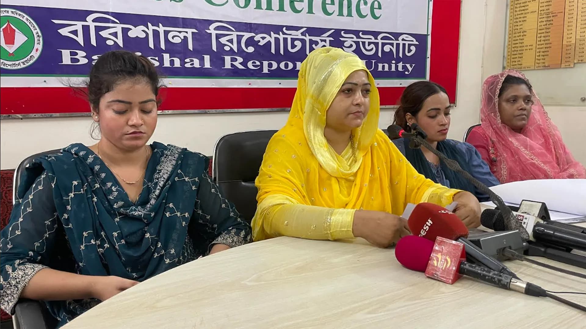 বাকেরগঞ্জ বিএনপি নেতার চাঁদা দাবি, ভুক্তভোগী নারীর সংবাদ সম্মেলন