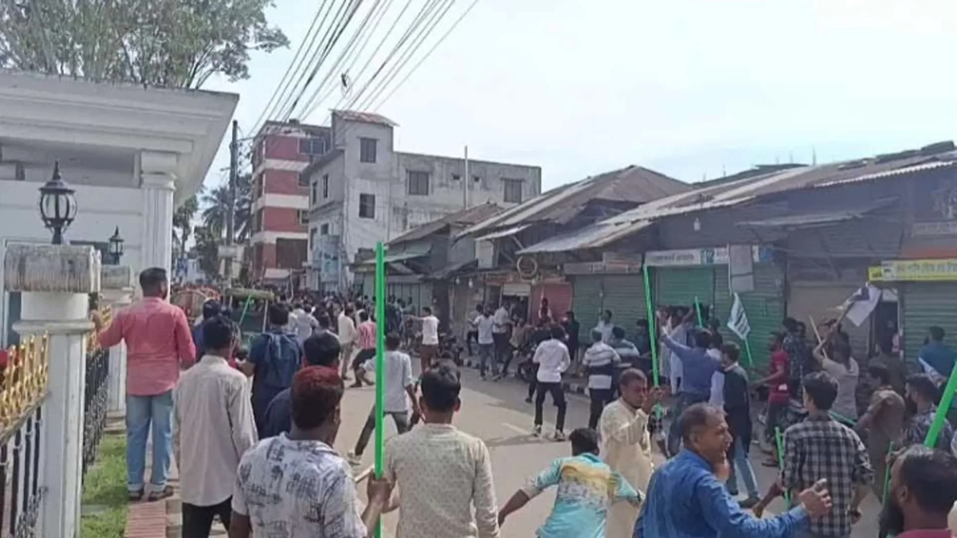 ভোলায় বিএনপি-বিজেপি কর্মীদের মধ্যে সংঘর্ষ, পুলিশ-সাংবাদিকসহ আহত ২০