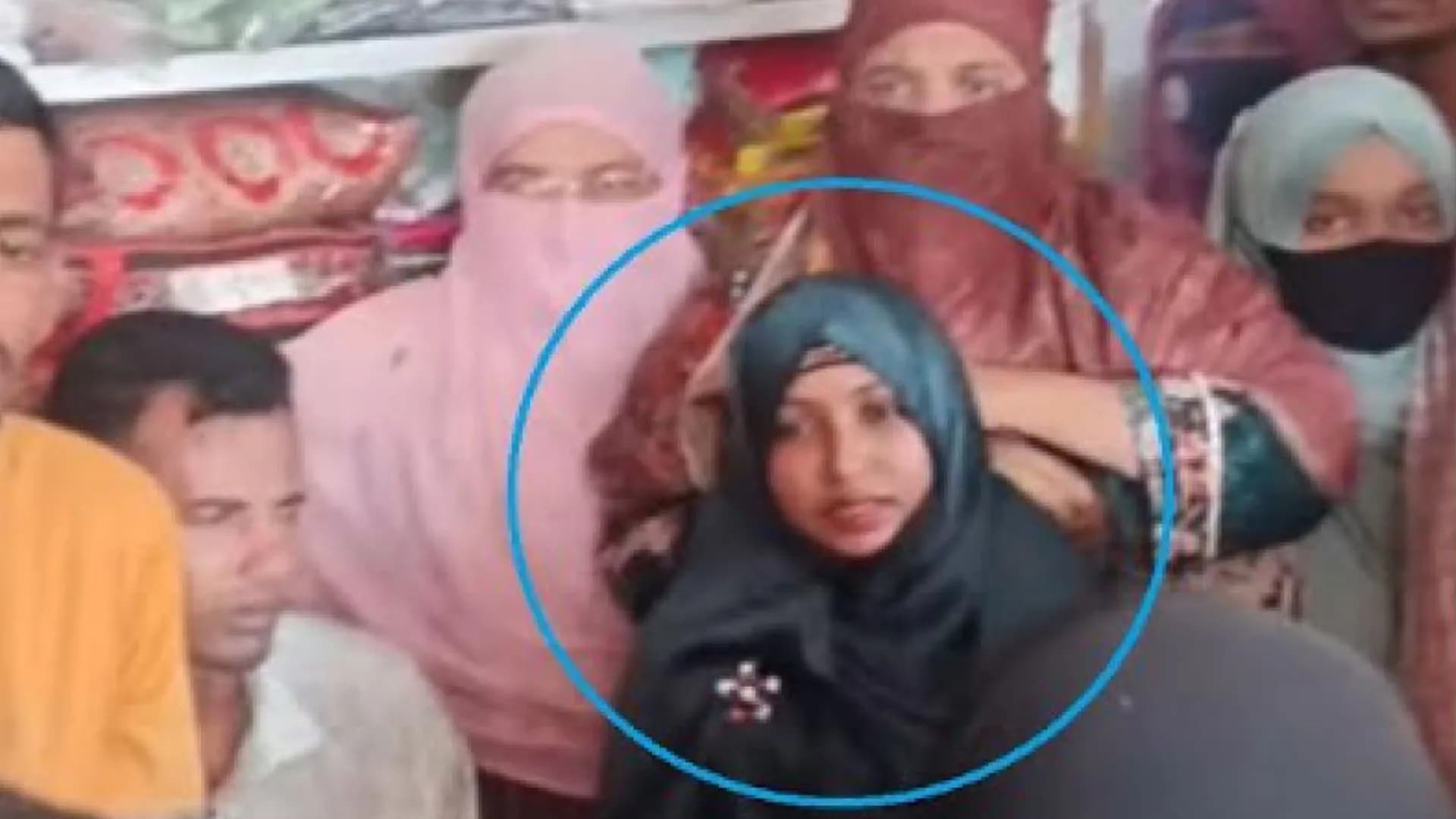 কোটি টাকা আত্মসাতের চেষ্টা, জনতার হাতে নারী আটক