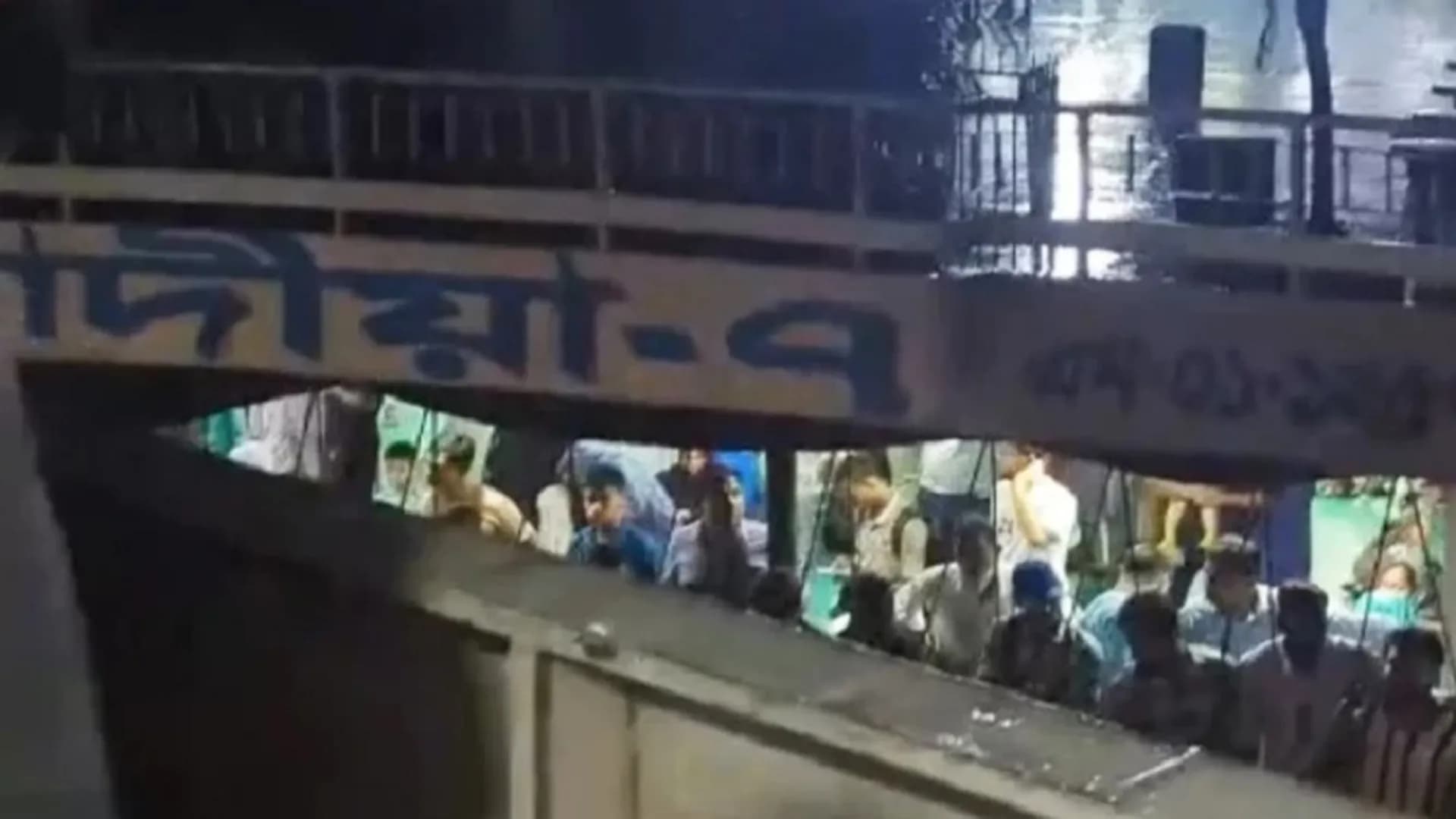 ঝড়ের কবলে পড়ে লঞ্চ আটকে গেছে ডুবোচরে, রাতে ডাকাত আতঙ্কে যাত্রীরা