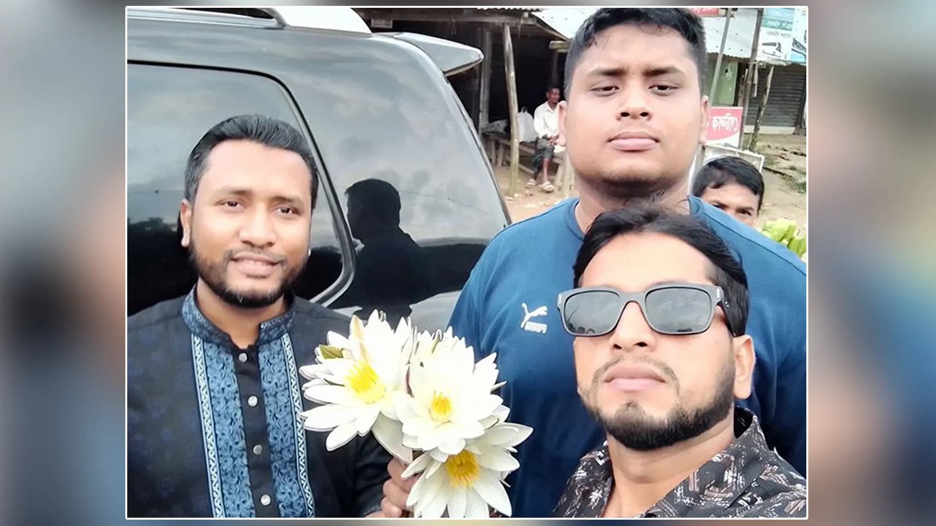 পটুয়াখালীতে হাসানাত আব্দুল্লাহকে শাপলা ফুল দিয়ে শুভেচ্ছা জানালেন কৃষকেরা