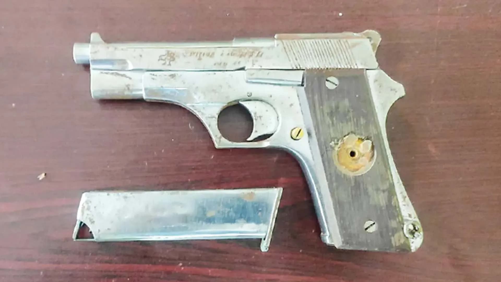  পুকুর পাড় থেকে বিদেশি পিস্তল উদ্ধার