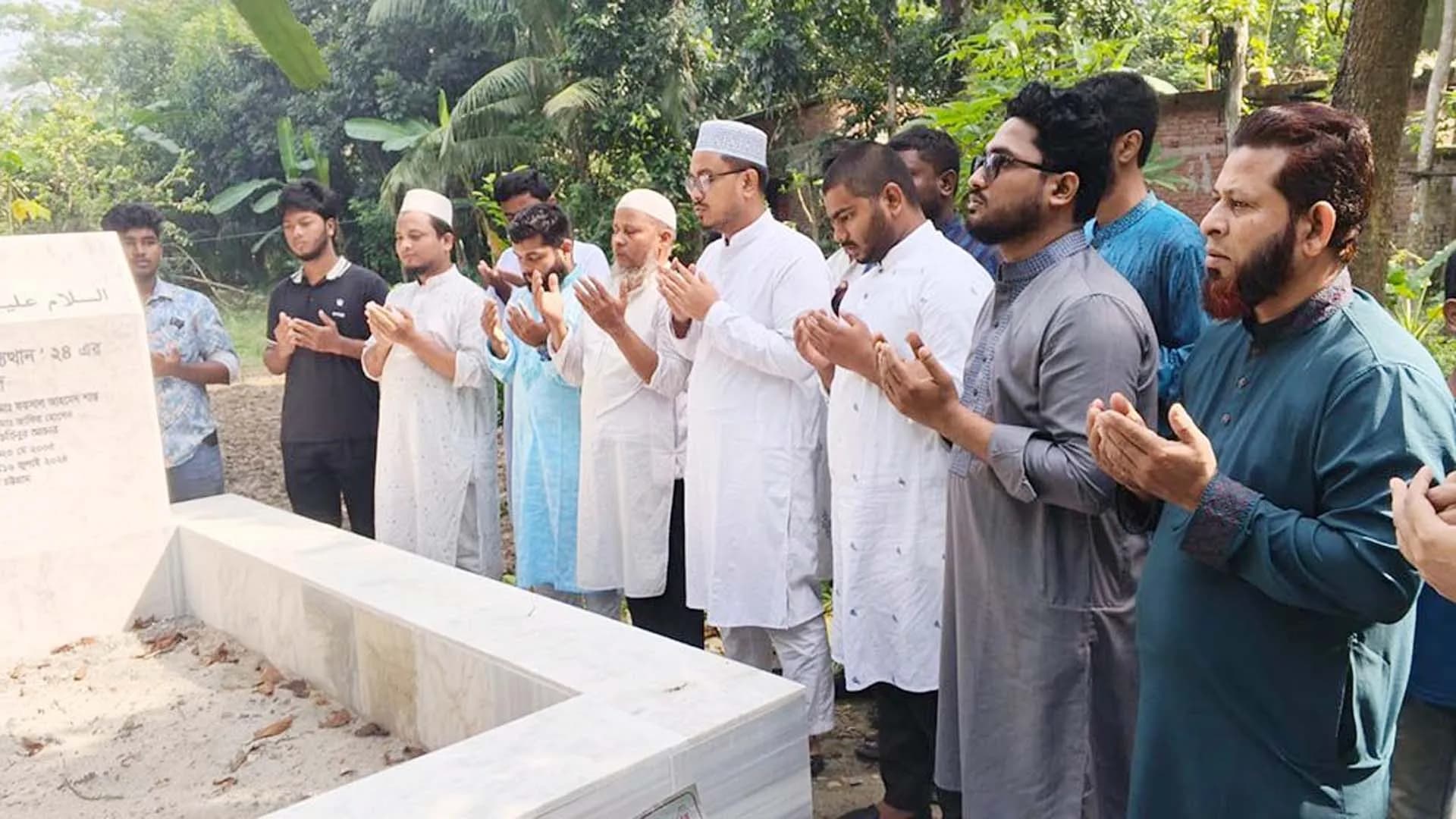 বরিশালে শহীদ শান্তর কবর জিয়ারত করলেন ডাকসু ভিপি সাদিক কায়েম