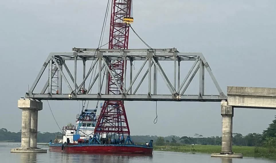 বাকেরগঞ্জের গোমা সেতুর এক স্প্যানের দিকে লাখো মানুষের চোখ