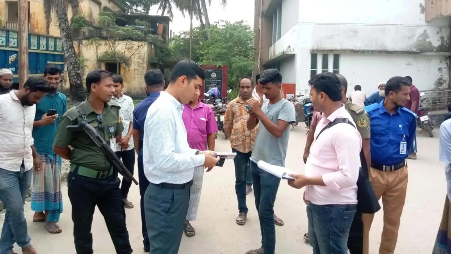  বাউফলে ৯ গাড়িচালককে ভ্রাম্যমাণ আদালতের জরিমানা 