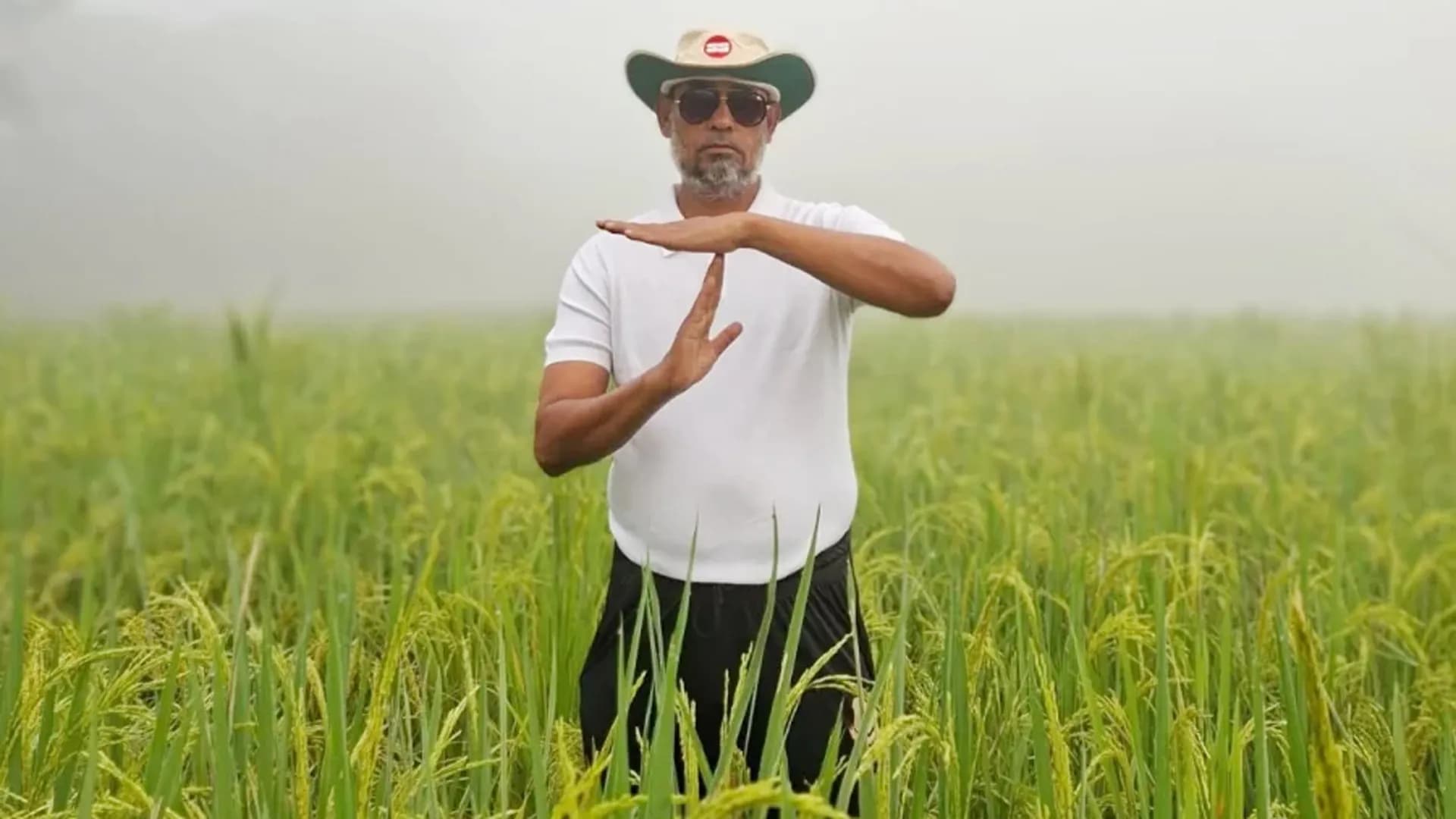 মনোনয়নবঞ্চিত বিএনপি নেতা অভিমানে ধানক্ষেতে গিয়ে দেখালেন ‘রিভিউ’ 