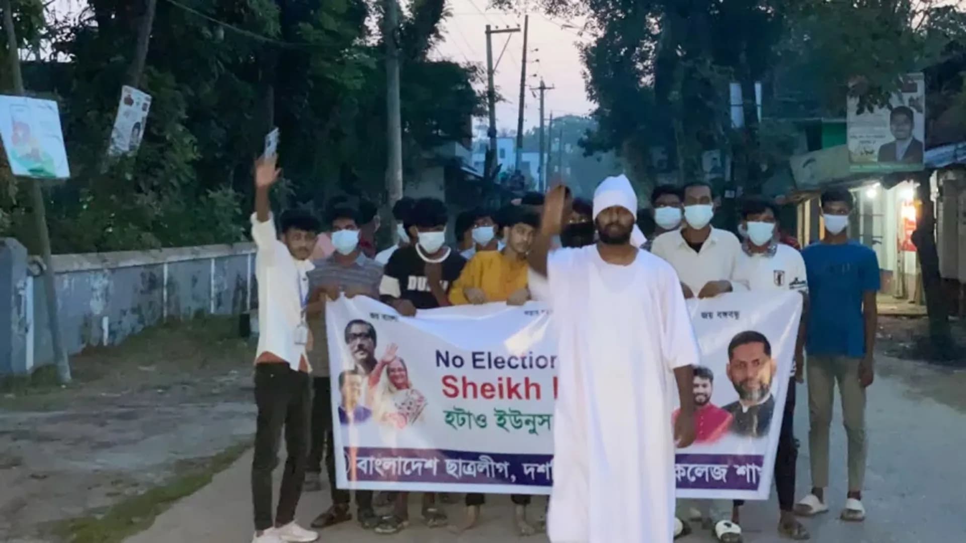 পটুয়াখালীতে কাফনের কাপড় পরে ছাত্রলীগের ঝটিকা মিছিল